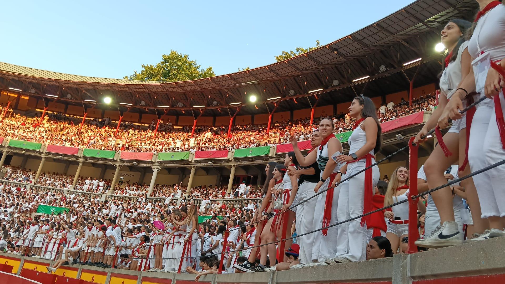 Ambientazo en la plaza de toros antes del tercer encierro