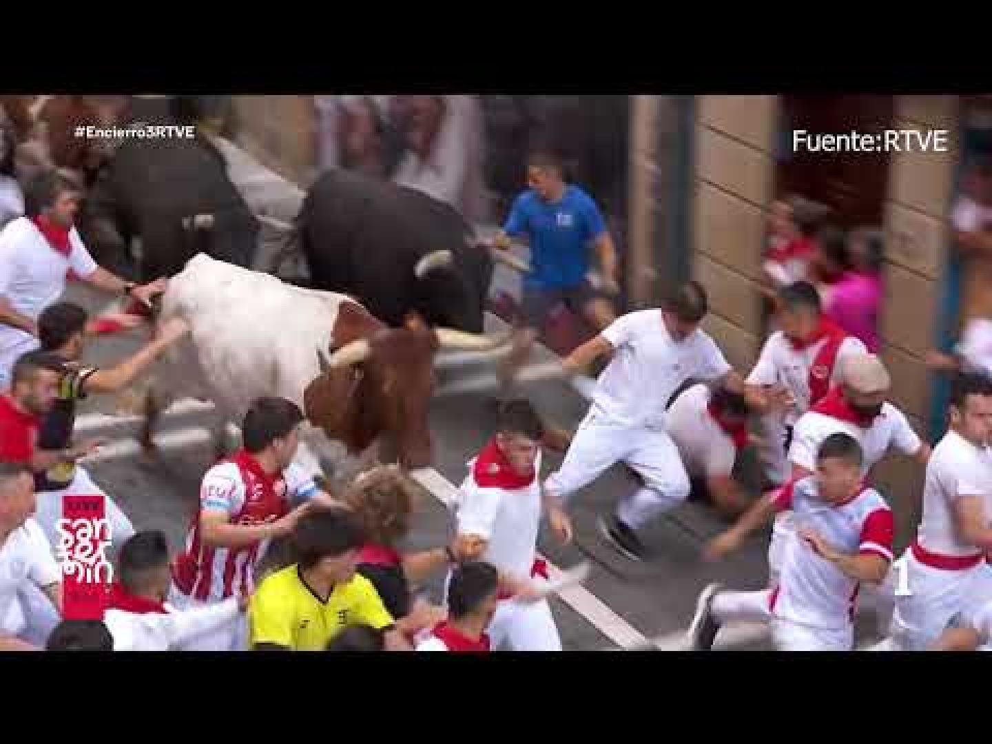 Al final del vídeo, se aprecia en la parte superior del círculo rojo como uno de los toros empitona en el brazo al corredor norteamericano