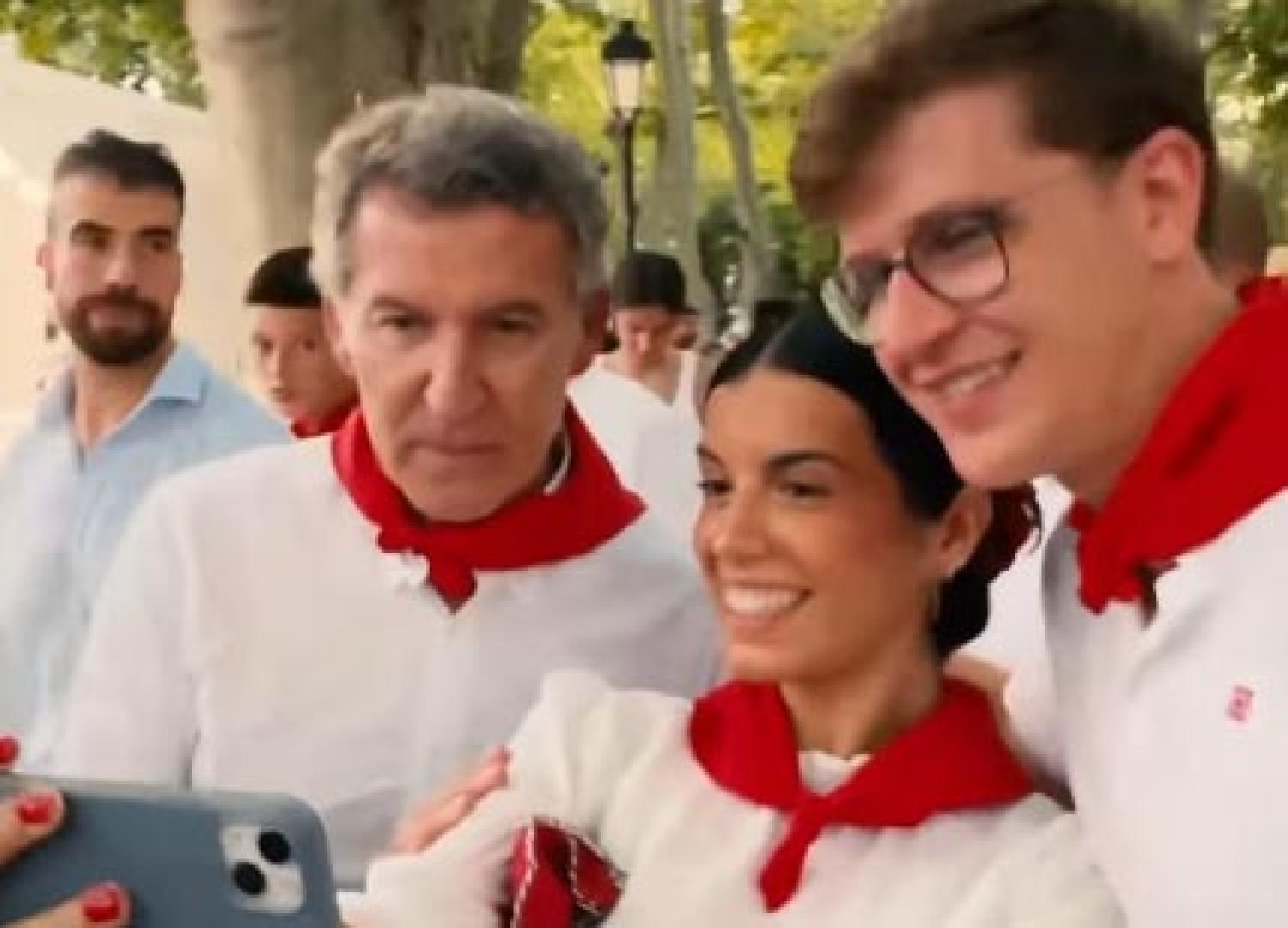 Feijóo se hace un selfie durante su visita a los Sanfermines.