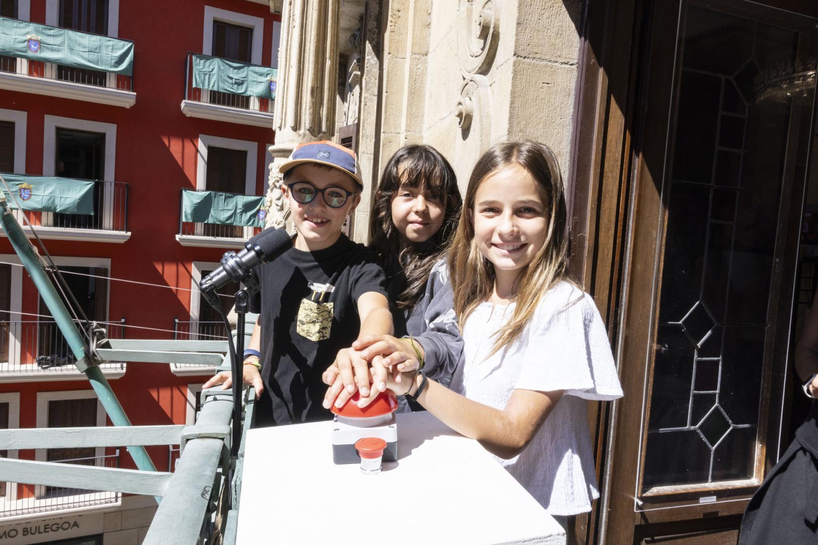 Gari Arregui, Ane Loizate e Ivanna Jiménez, lanzadores del chupinazo txiki