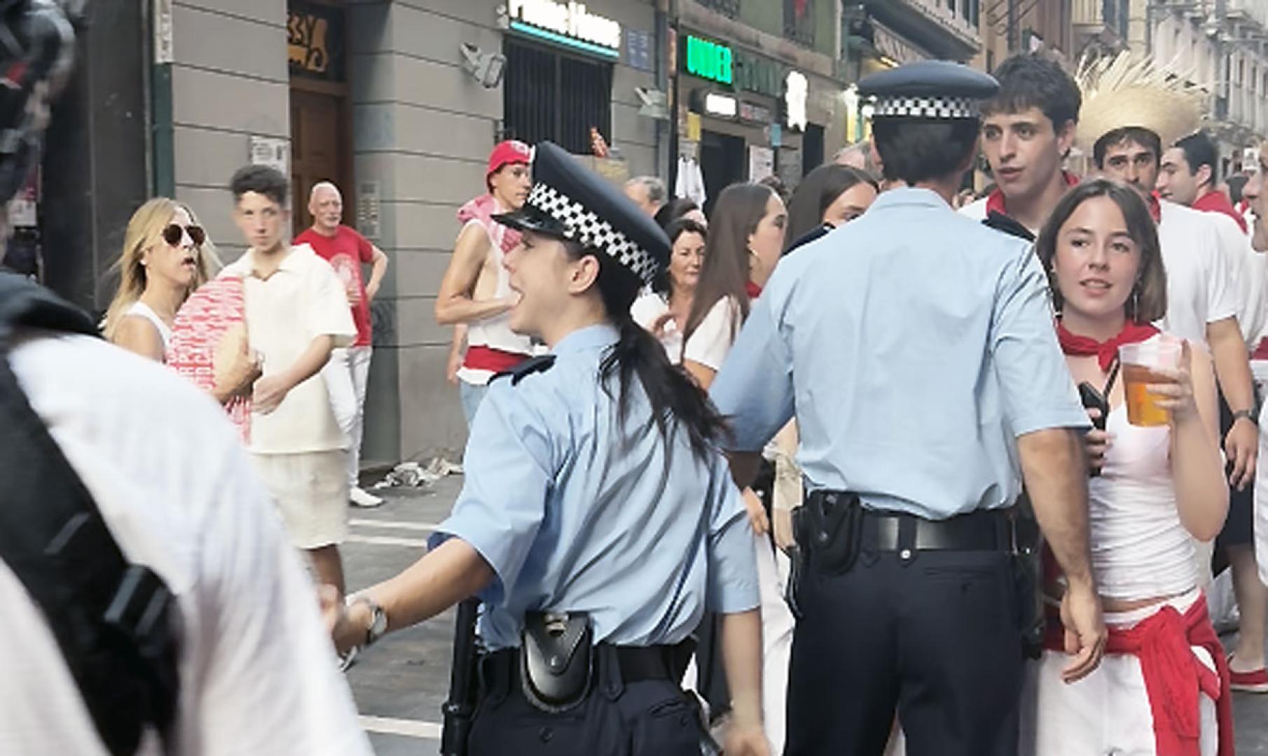 La pamplonesa Clara Galle se encuentra estos días en su ciudad natal para rodar la serie 'Iruña 1997'. La actriz navarra protagoniza junto a Álvaro Cervantes esta serie de seis capítulos que cuenta con la participación de Movistar Plus.