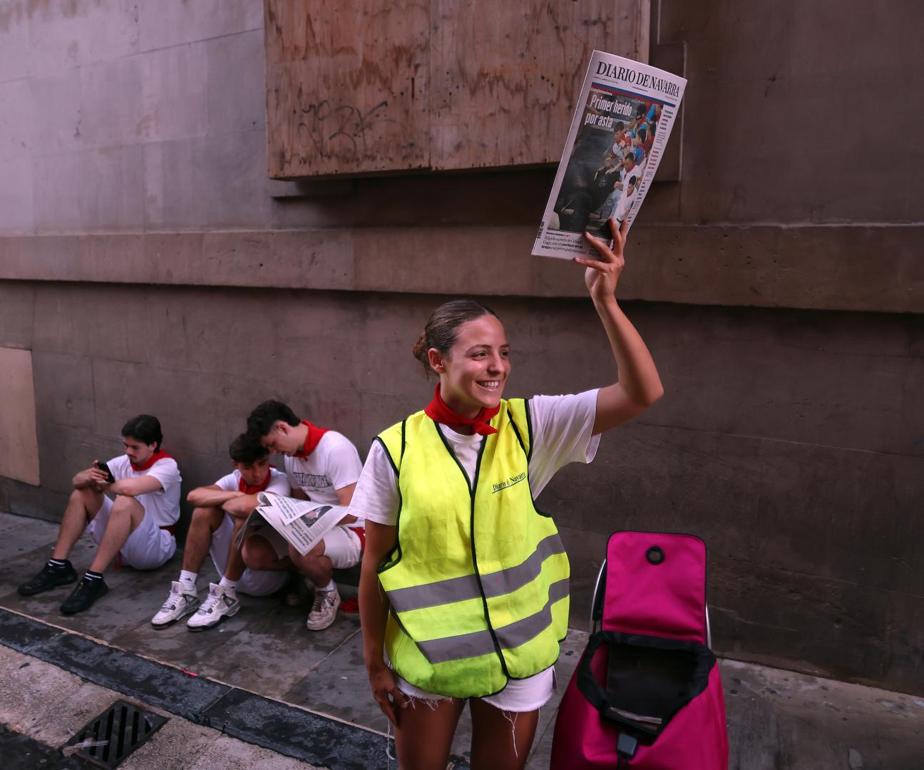 A: EDUARDO BUXENS F: 09 JULIO 2026 L: PAMPLONA , SANTO DOMINGO T:AMBIENTE PRE-ENCIERRO DÍA 9, SANTO DOMINGO - venta y lectura de prensa escrita en la cuesta de Santo Domingo momentos antes del encierro