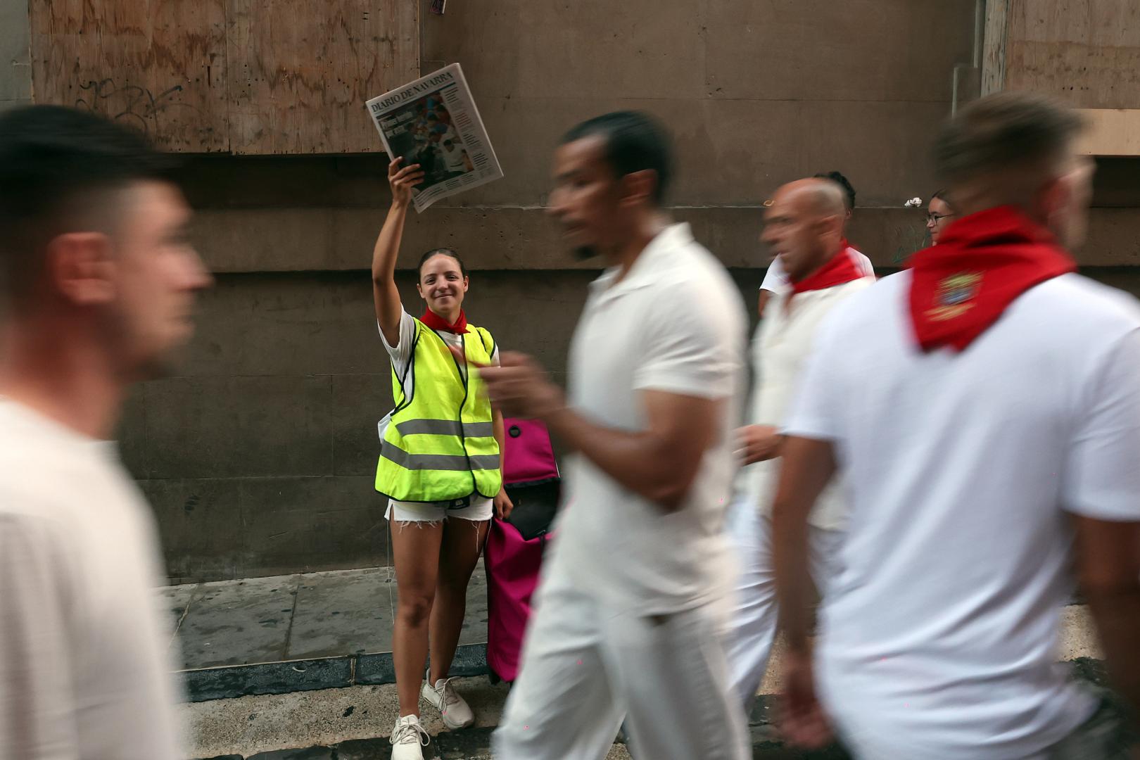 A: EDUARDO BUXENS F: 09 JULIO 2026 L: PAMPLONA , SANTO DOMINGO T:AMBIENTE PRE-ENCIERRO DÍA 9, SANTO DOMINGO - venta y lectura de prensa escrita en la cuesta de Santo Domingo momentos antes del encierro