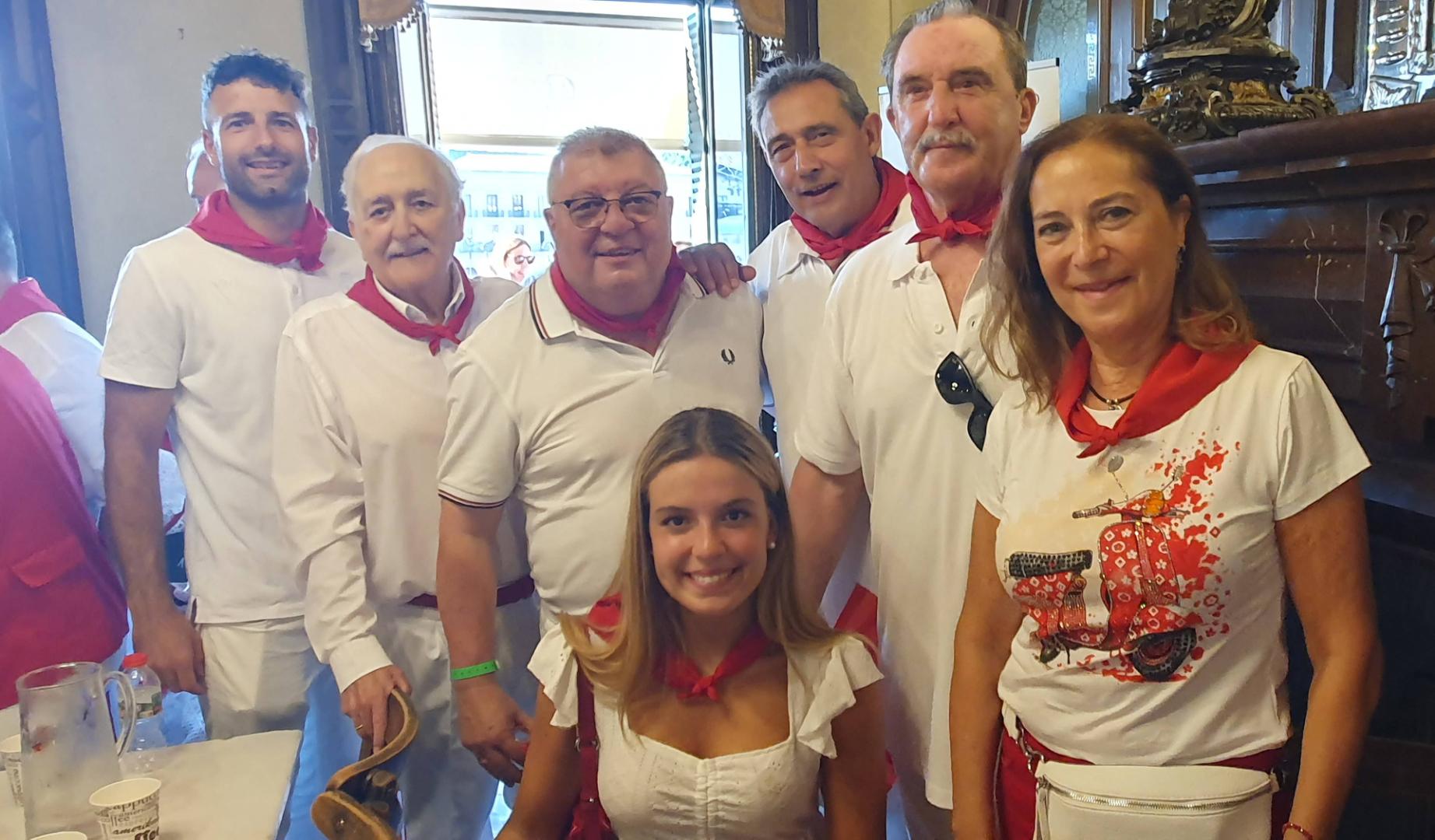 Víctor Manuel Martín (tercero por la izda), Acudió (desde la izda) con Íñigo Domeño (Osasuna), Miguel Setuáin (Casino), Salvador de Pedro, Macian Mediavilla, Ana Bretos y Lucía Elizalde.