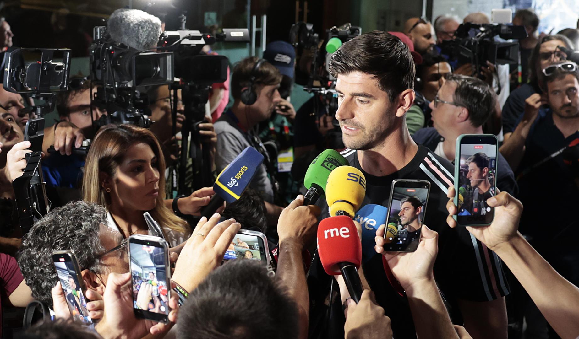 El meta de la selección de Bélgica Thibaut Courtois atiende a los medios