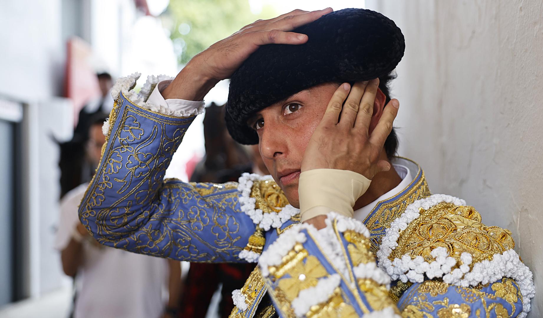 Andrés Roca Rey se coloca la montera antes del comienzo de la corrida de este jueves, 9 de julio, en la Feria del Toro 2026