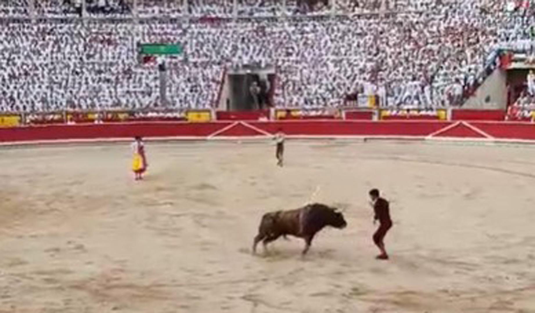 Susto para Paquito Algaba durante el tercio de banderillas