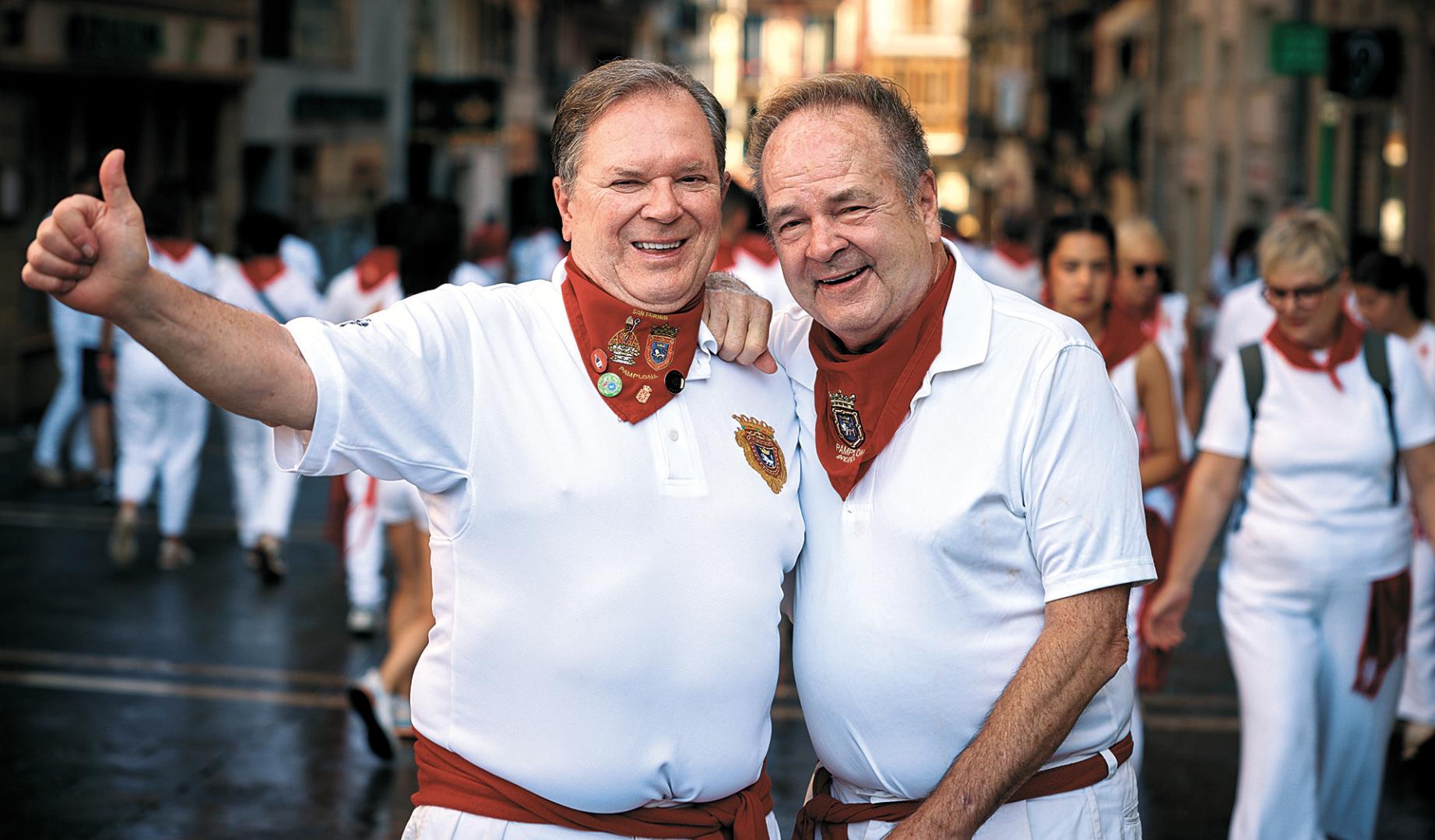 Robin Kelley y Stephen O´Connor, que cumplen cincuenta años consecutivos viniendo a Sanfermines, ayer en la calle Chapitela de Pamplona tras el encierro.