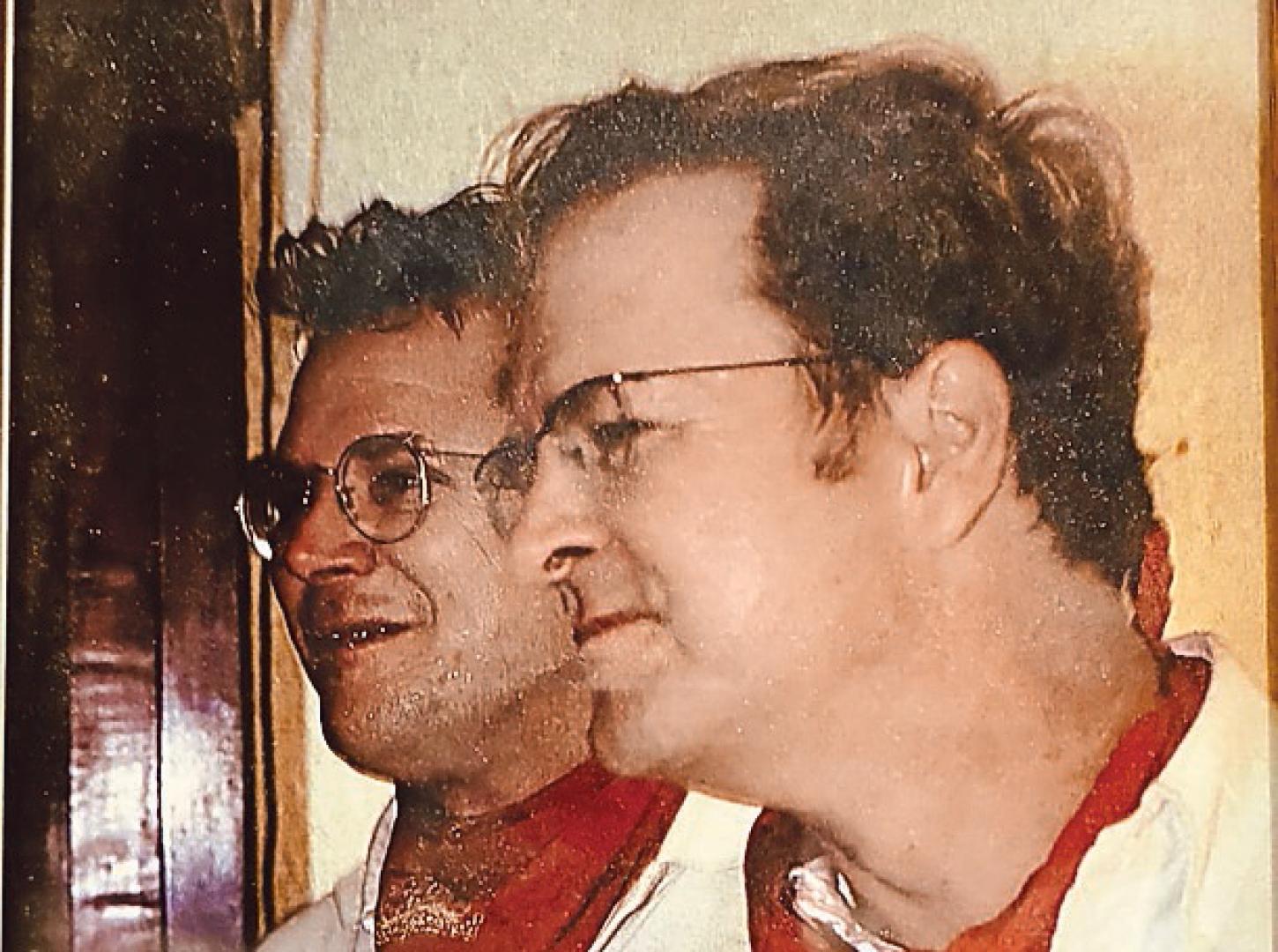 Los hermanos O´Connor, Robin Kelley y Stephen, en unos Sanfermines de los años ochenta, en su piso de la Plaza del Castillo. Cinco décadas después no pierden la tradición