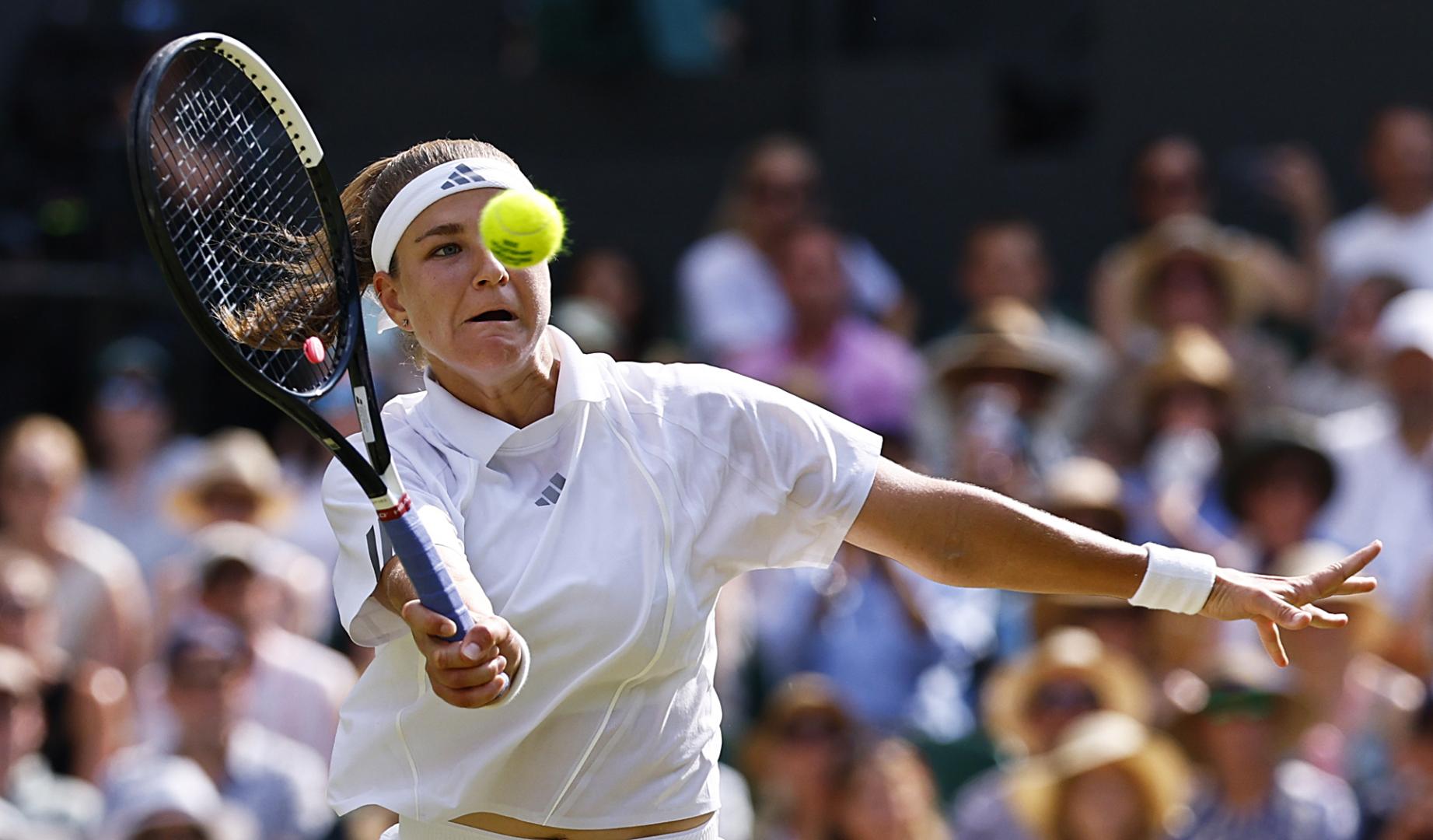 La checa Karolina Muchova devuelve una pelota durante la semifinal contra Coco Gauff