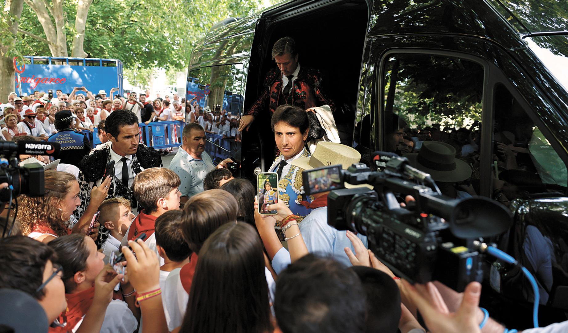 Un grupo de niños recibiendo ayer al diestro Andrés Roca Rey en su llegada junto a su cuadrilla a la plaza de toros pamplonesa