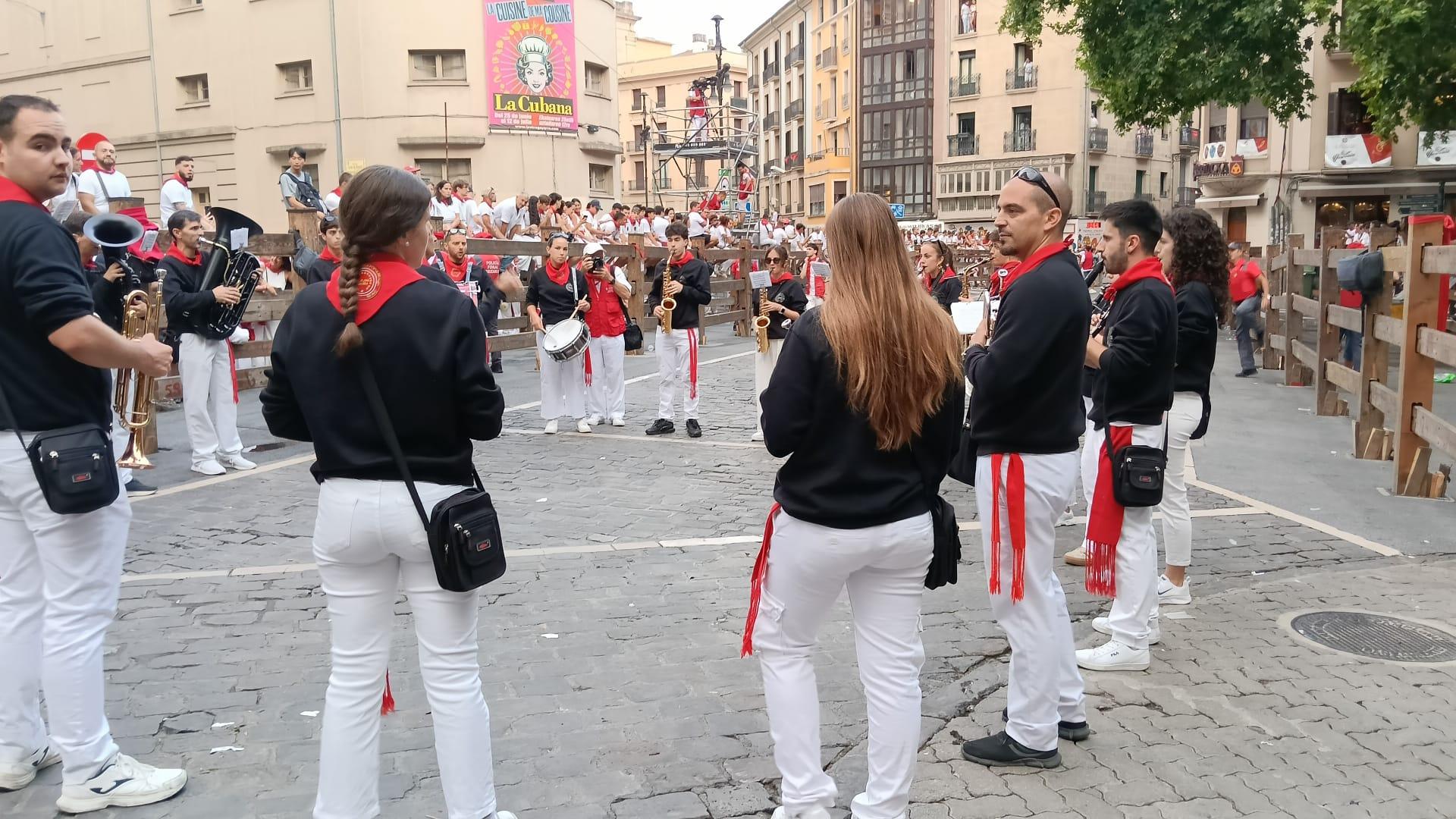 La banda del Maestro Bravo, en el callejón.
