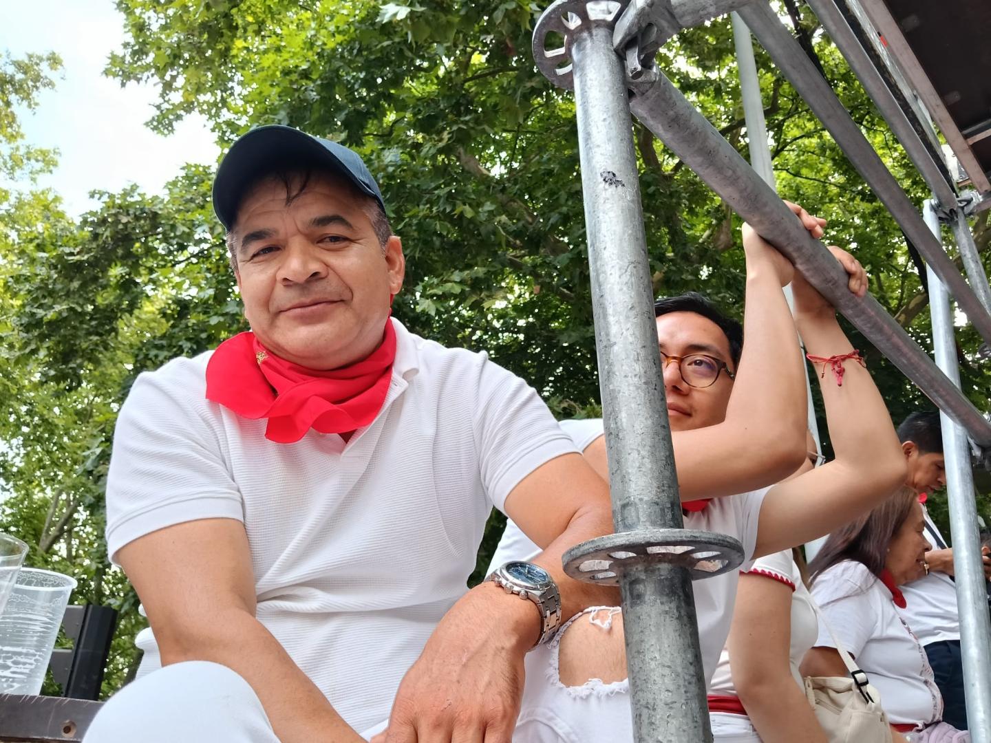 Samuel Castillo ha venido desde Alsasua para ver el. encierro. Lleva desde las 5 de la mañana a la altura del poste 23