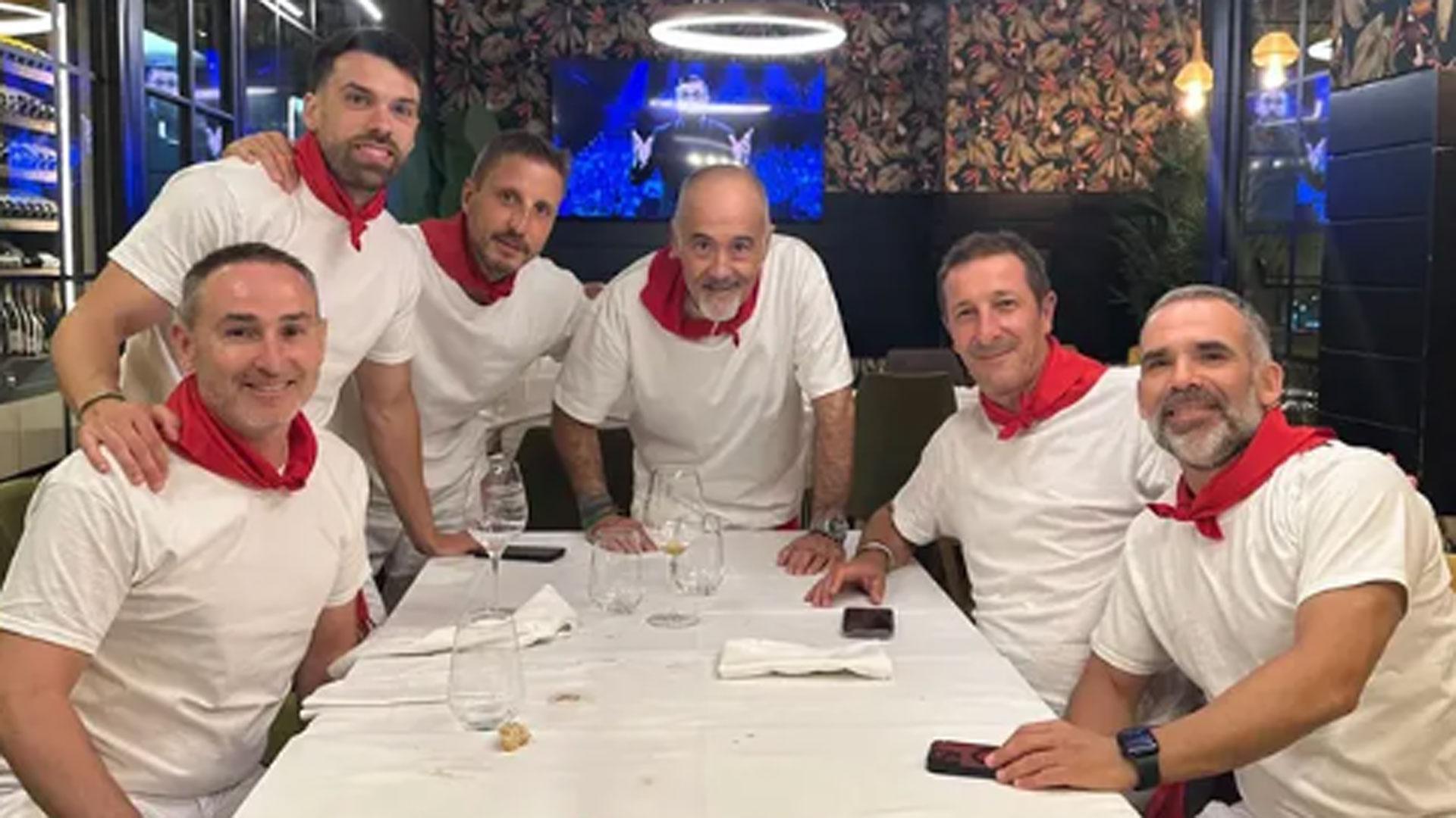 El entrenador de Osasuna, Luis Miguel Ramis, y su equipo técnico posan para la fotografía junto al cocinero Martín Iturri en su restaurante La cuchara de Martín