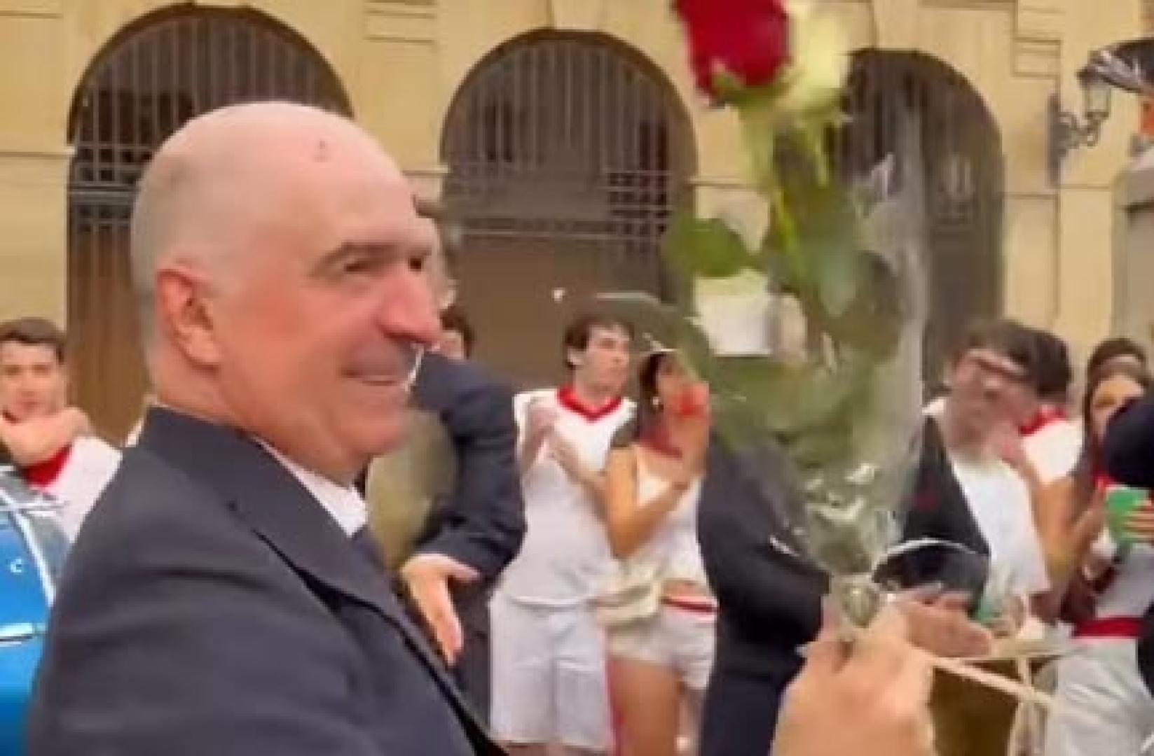 El percusionista Iosu Ziordia recibe el homenaje de sus compañeros de La Pamplonesa.