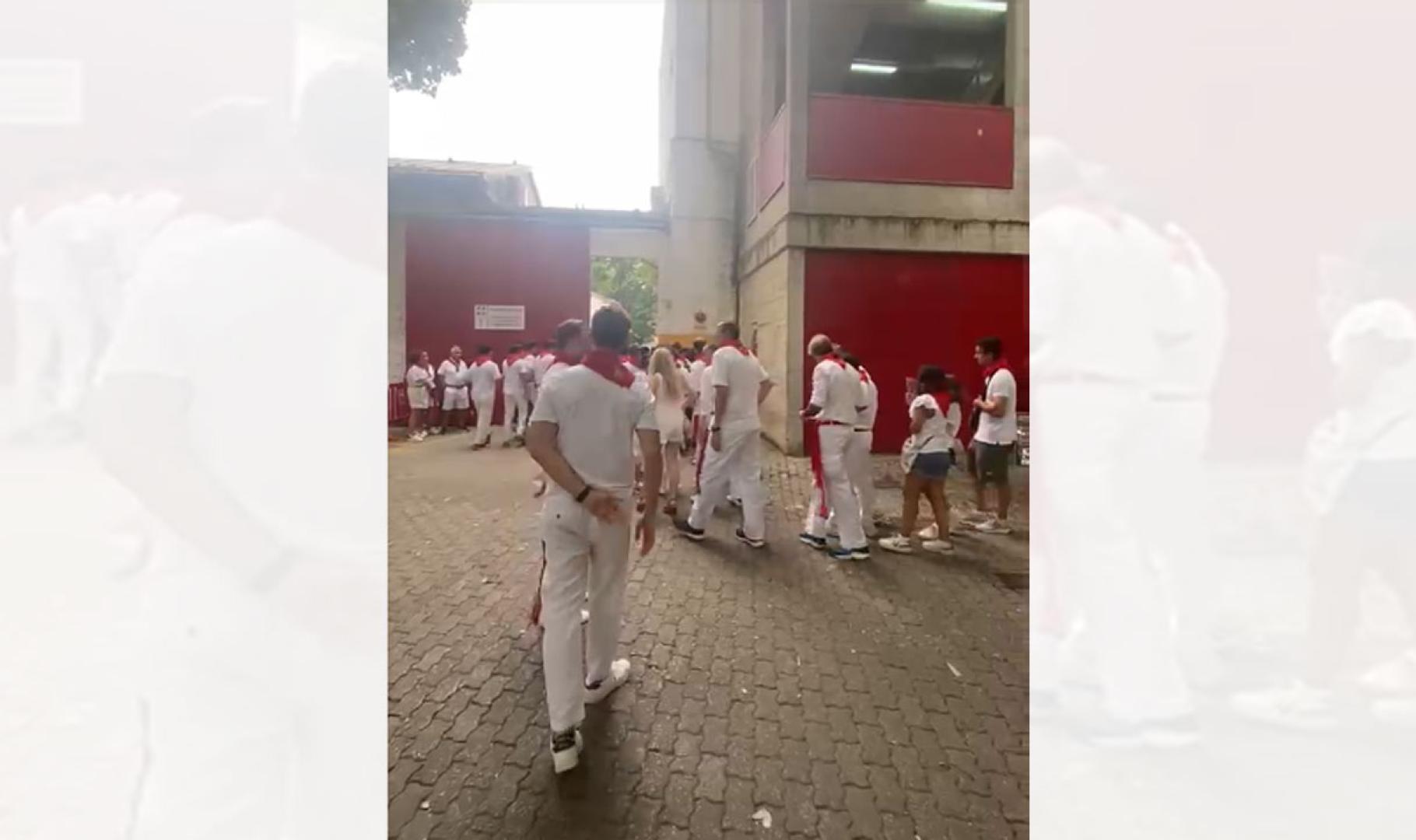 Mucha expectación en el apartado de los toros de Álvaro Núñez que se lidiarán este viernes por la tarde. Aficionados y curiosos no han querido perderse, en el patio de caballos de la plaza de toros de Pamplona, el sorteo de los lotes de los seis astados de la ganadería gaditana, que serán lidiados por Morante de la Puebla, Borja Jiménez y Pablo Aguado.