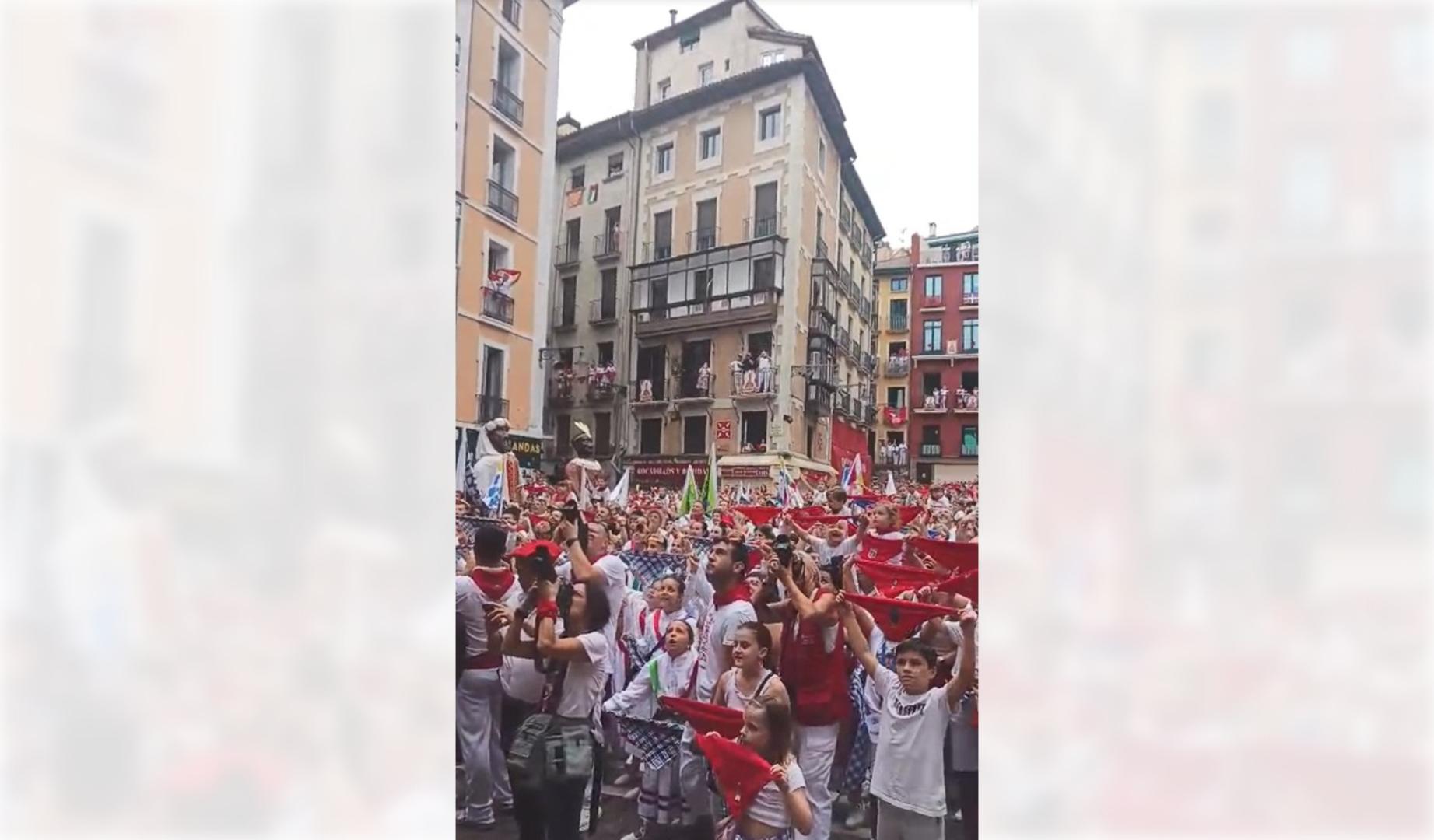 Vídeo del Chupinazo Txiki desde la plaza del Ayuntamiento de Pamplona