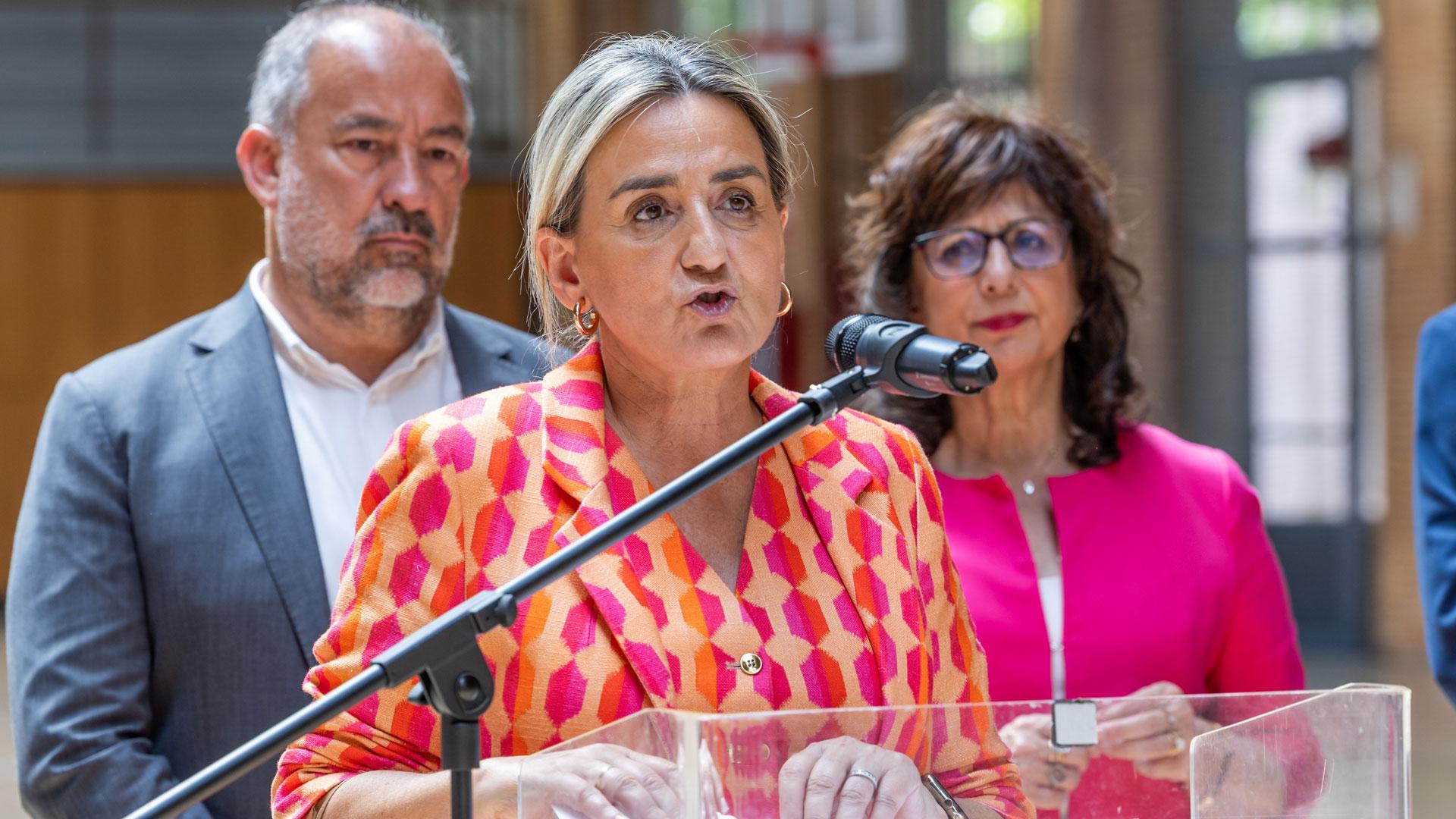 La ministra de Educación, Formación Profesional y Deportes, Milagros Tolón (c), interviene durante su visita a la Facultad de Ciencias del Deporte del campus universitario de Toledo