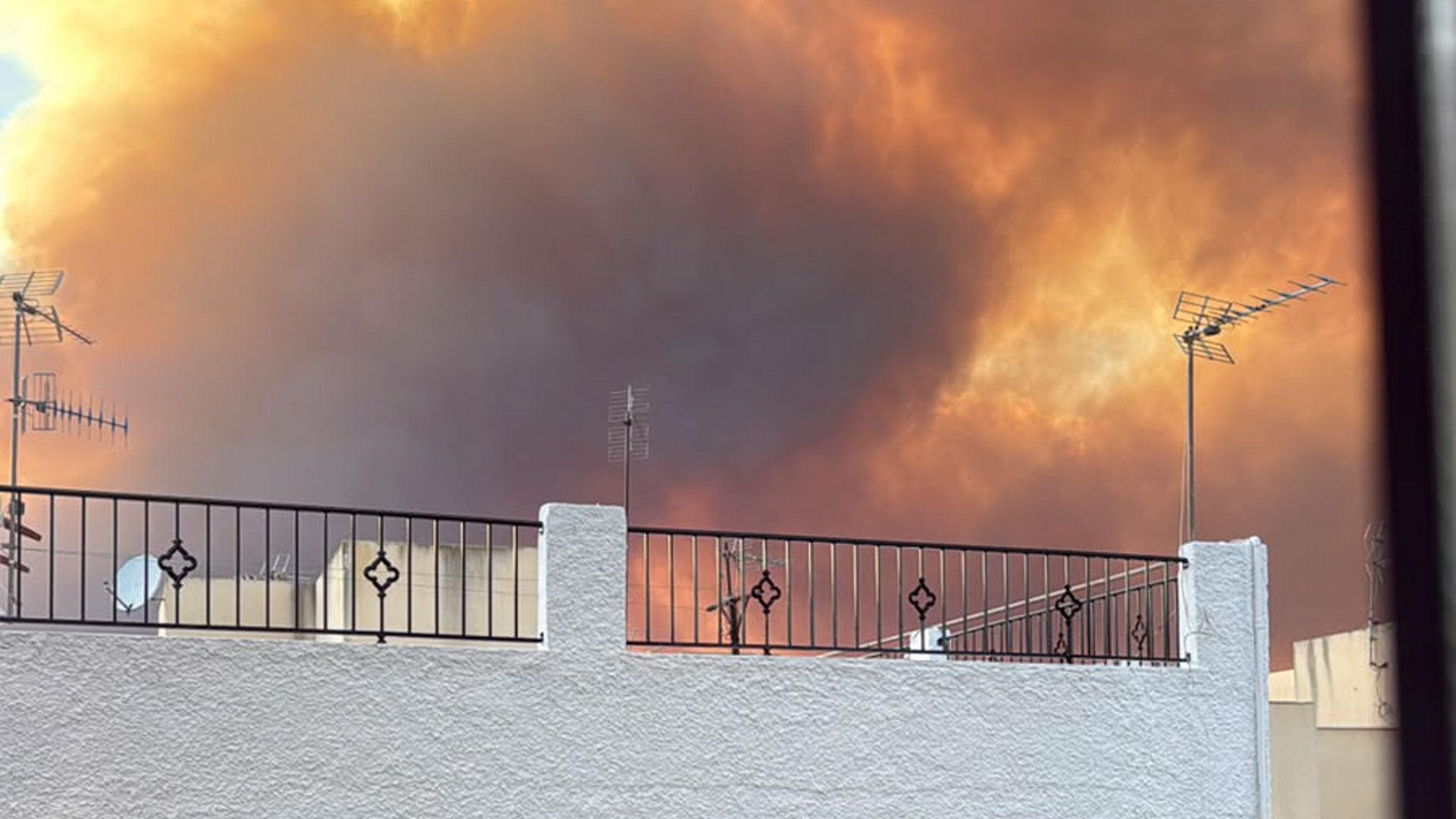 Vista del incendio forestal de Los Gallardos (Almería) desde una de las viviendas que fueron desalojadas en Bédar