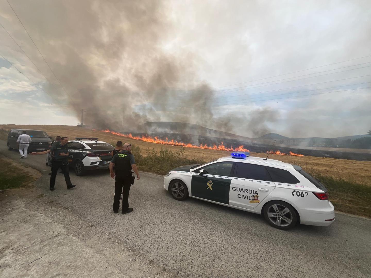 Efectivos de la Guardia Civil, en el lugar del incendio en un campo detrás de Sarriguren.