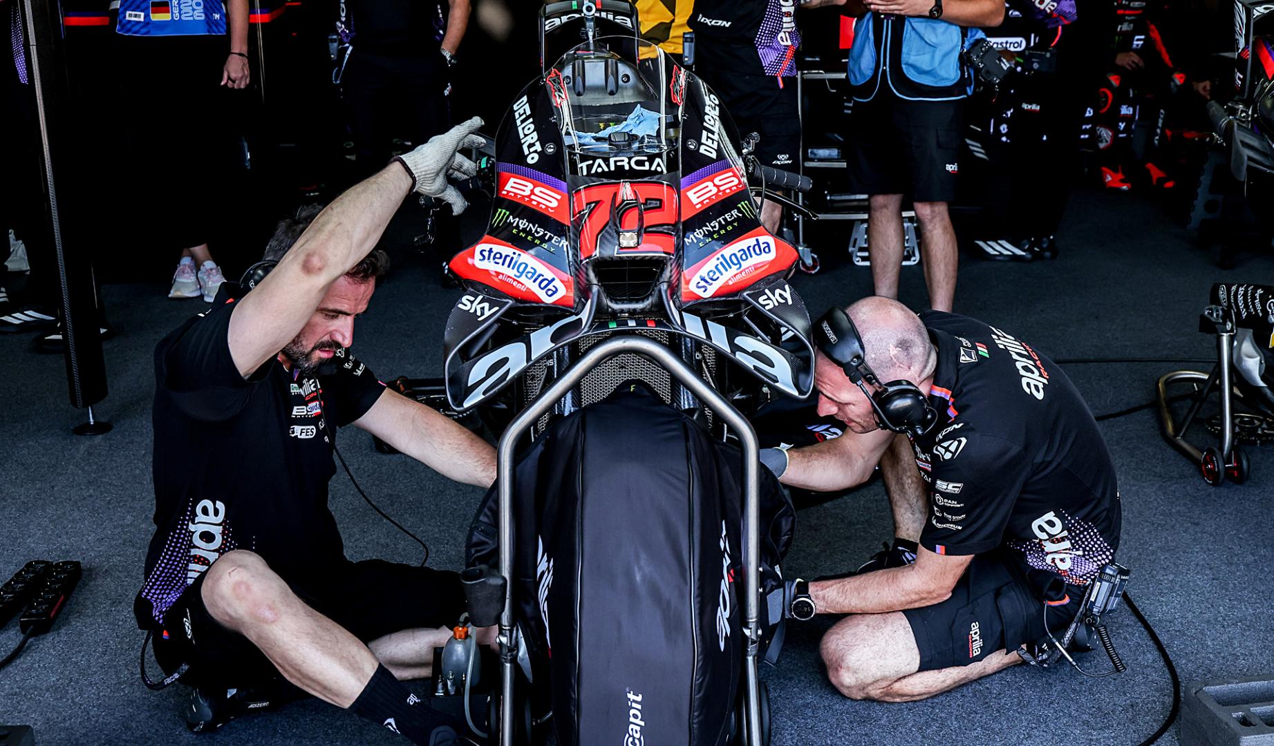 Los técnicos de Aprilia revisan una de las motos durante la jornada de este viernes 10 de julio en Sachsenring