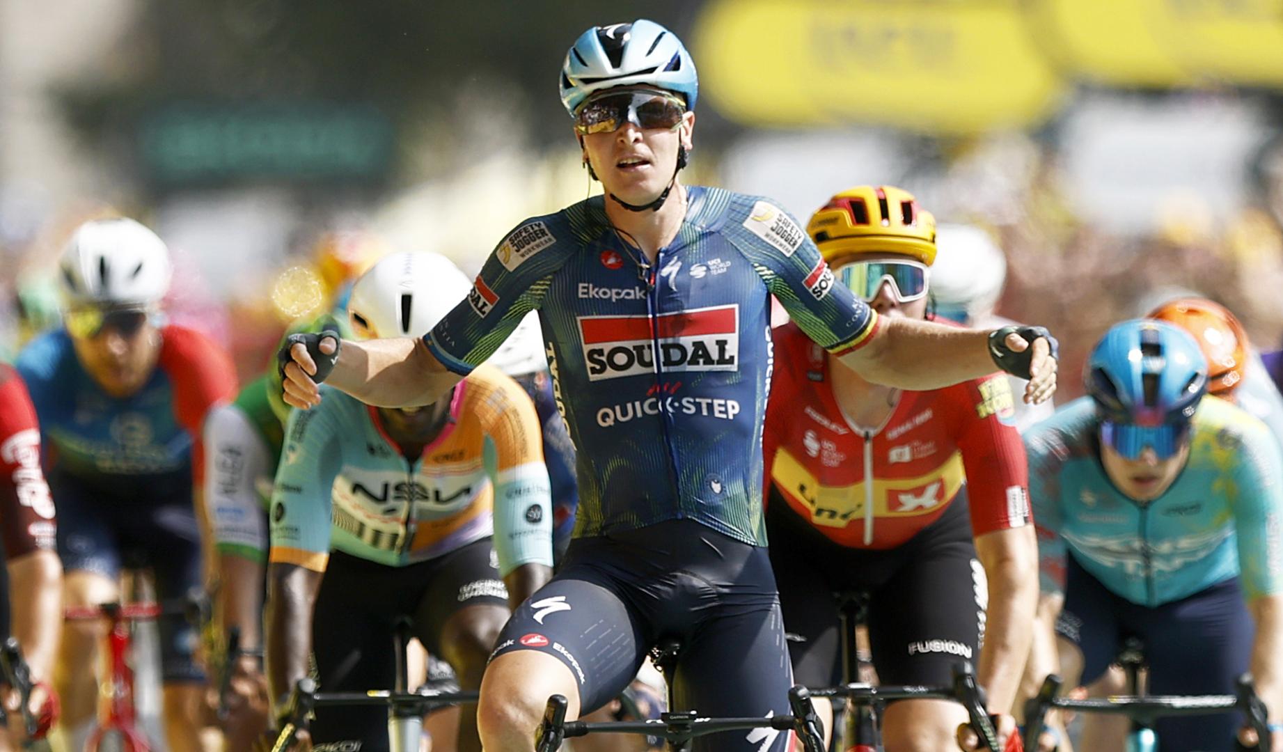 El belga Tim Merlier celebra el triunfo en al séptima etapa del Tour tras imponerse en el esprint de Burdeos