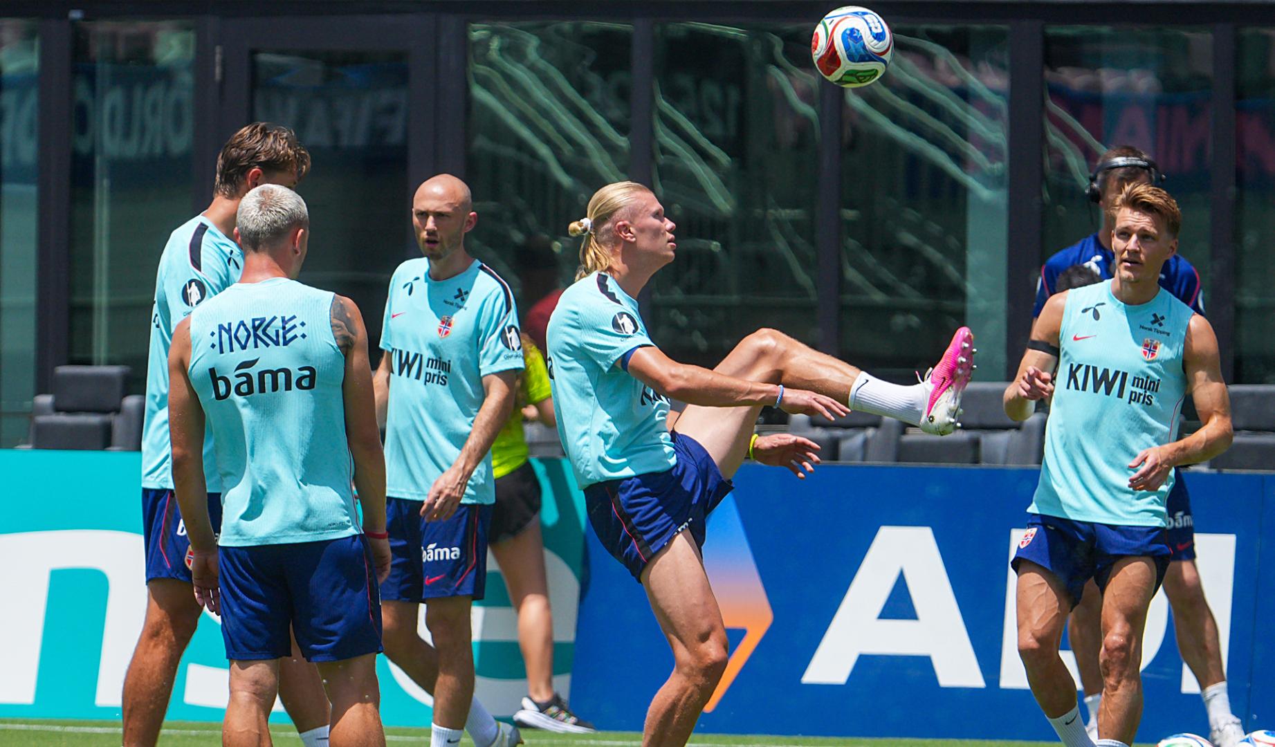 Erling Haaland hace malabares con un balón durante el entrenamiento de Noruega este jueves, 9 de julio