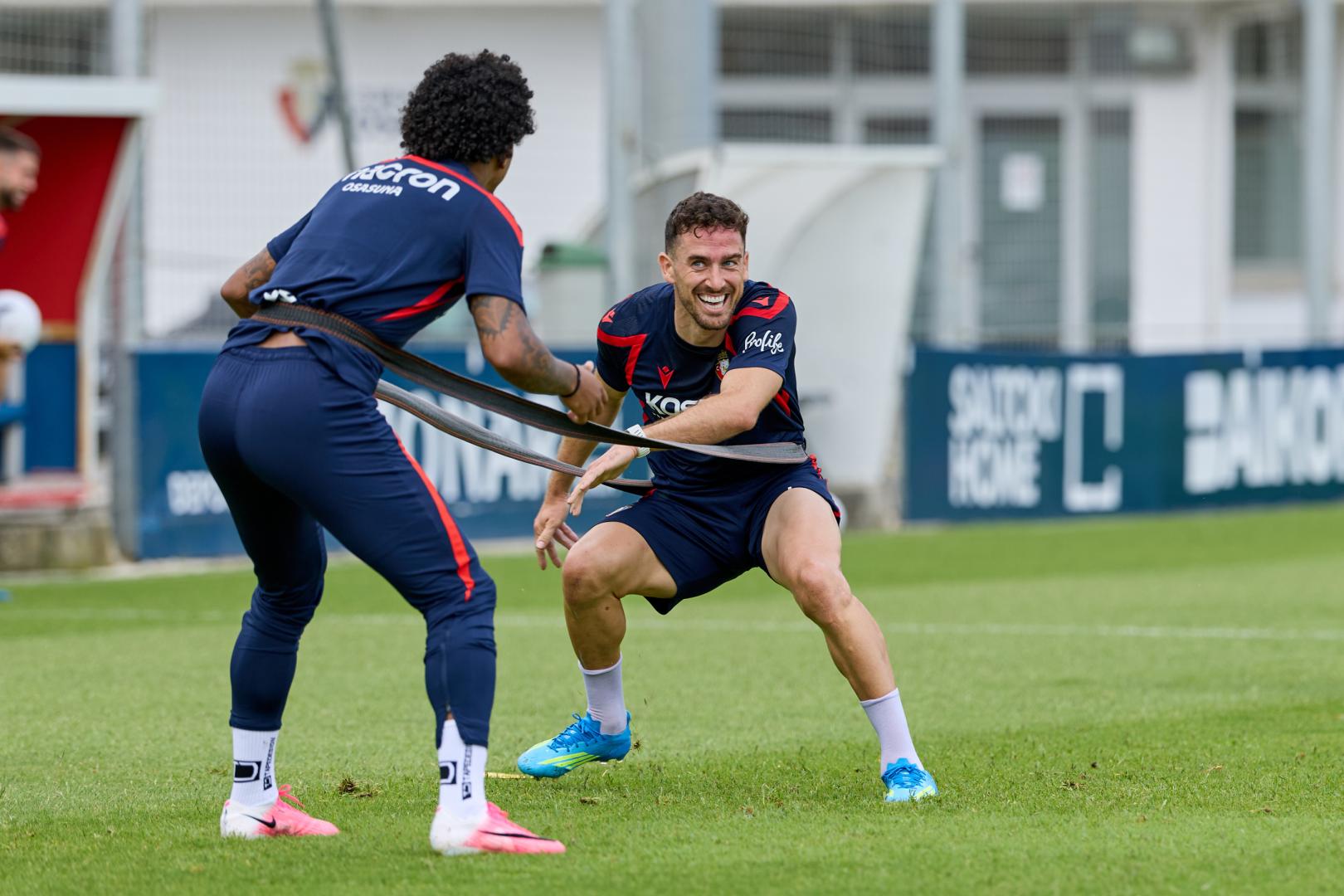 El capitán Kike Barja realiza un ejercicio junto a Valentin Rosier