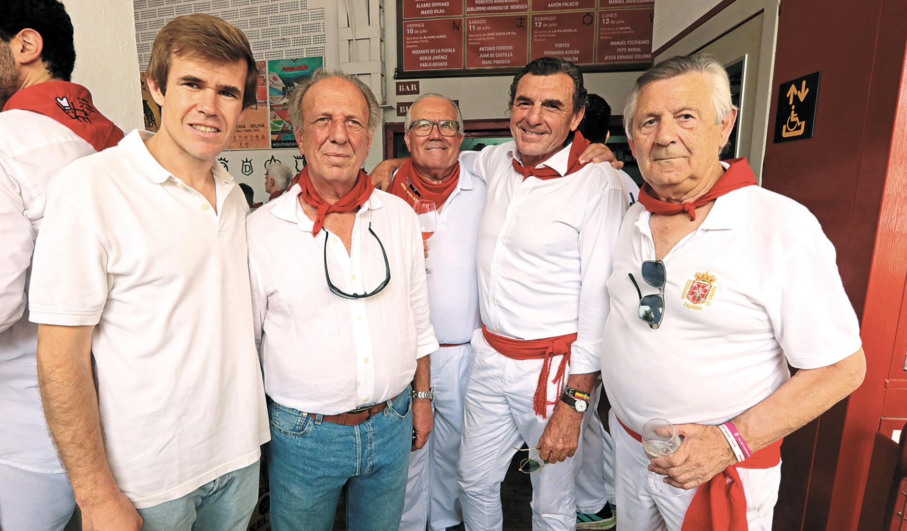 Javier Jiménez junto a José García Cebada y otros aficionados