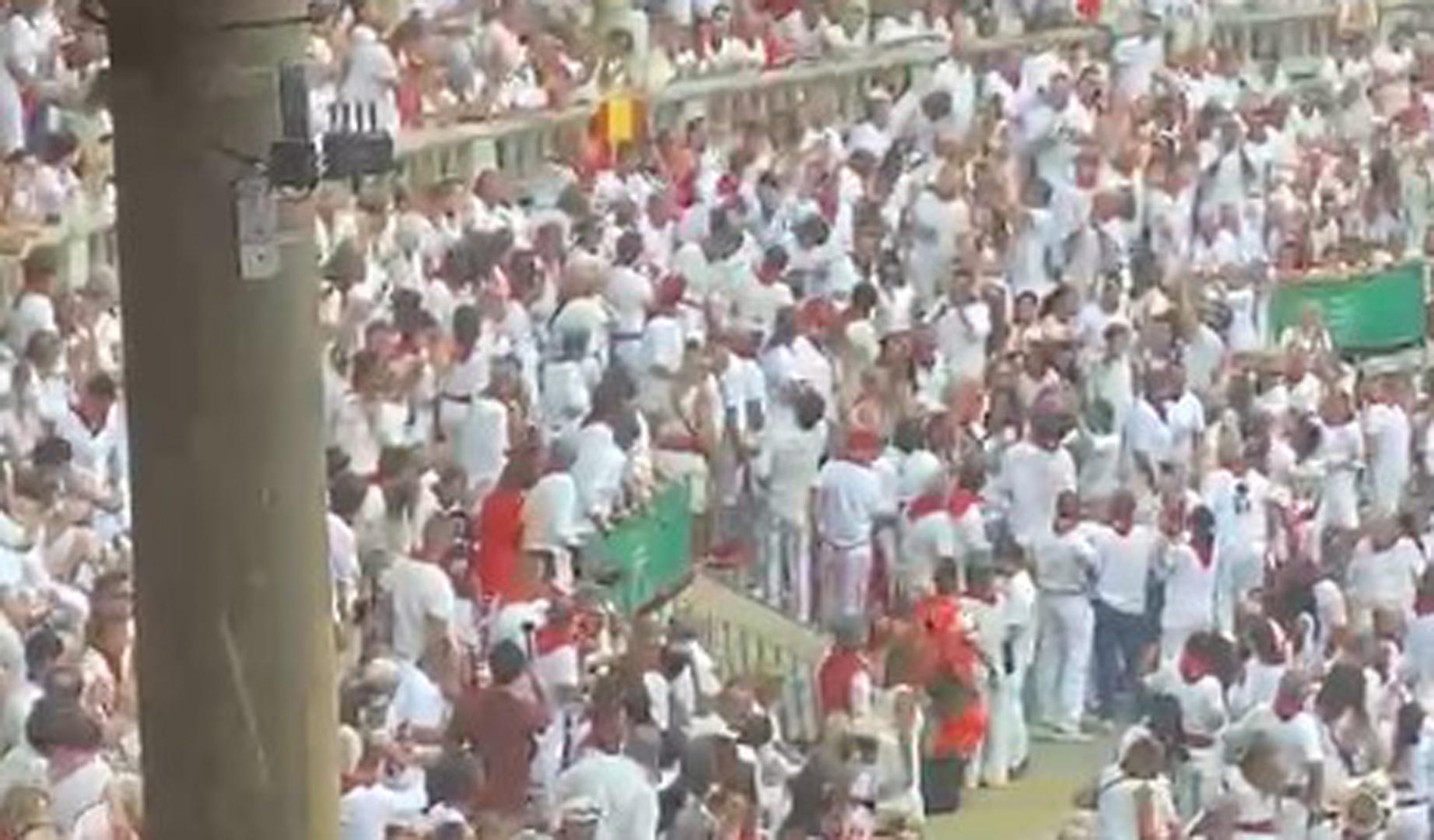 Vídeo del intento de intimidación a una persona por llevar la bandera de España en la Plaza de Toros
