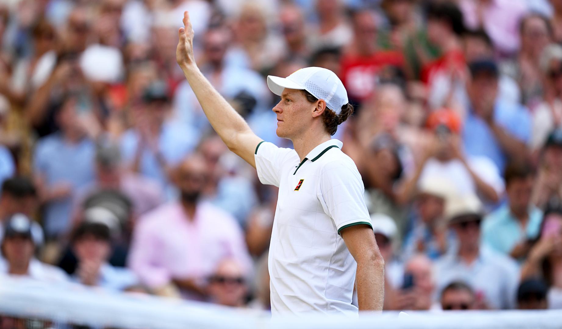 Jannik Sinner saluda tras vencer la semifinal de Wimbledon a Novak Djokovic