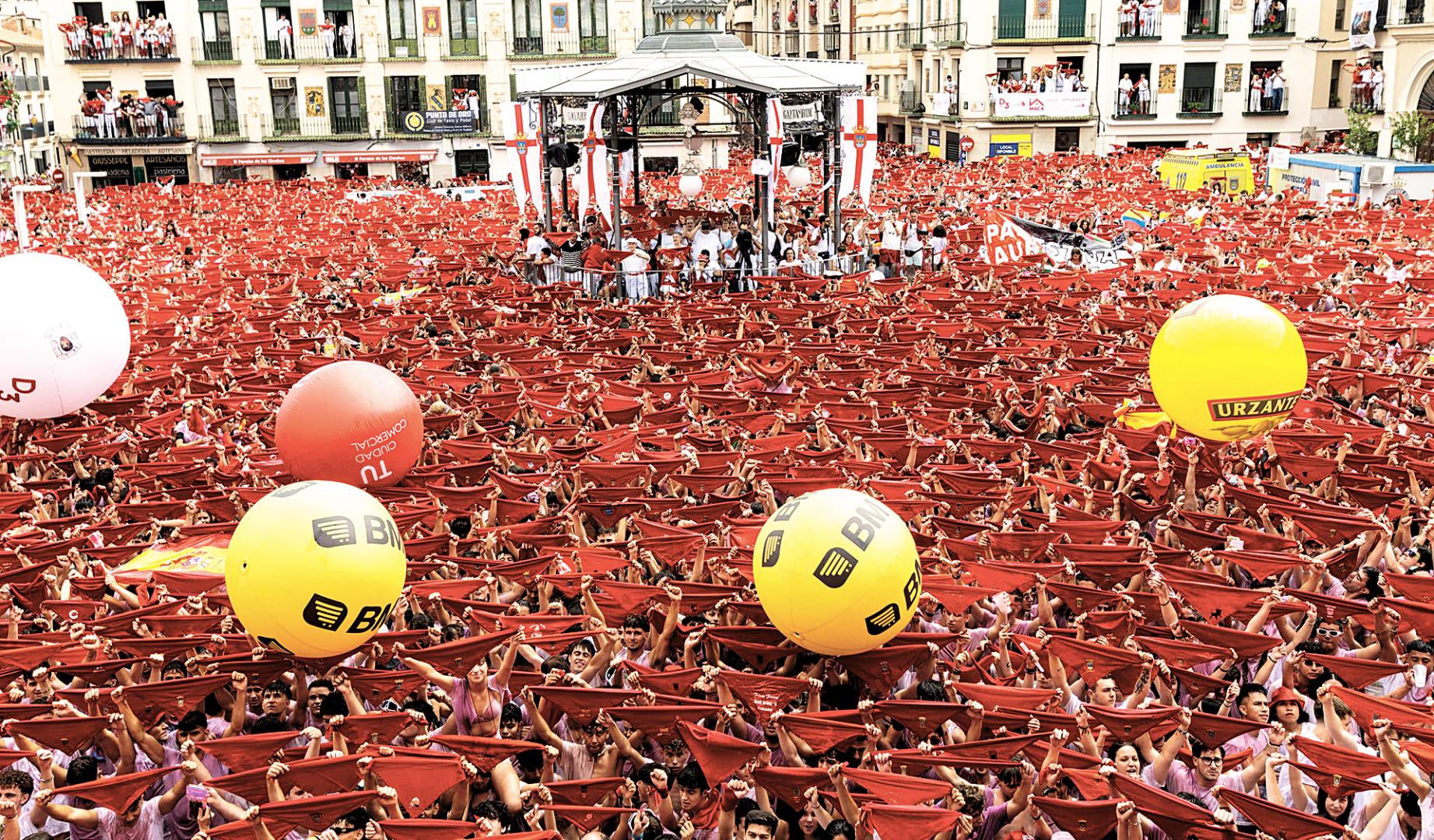 Tudelanos y visitantes levantan el pañuelo rojo a la espera del cohete anunciador de las fiestas de Santa Ana de 2025