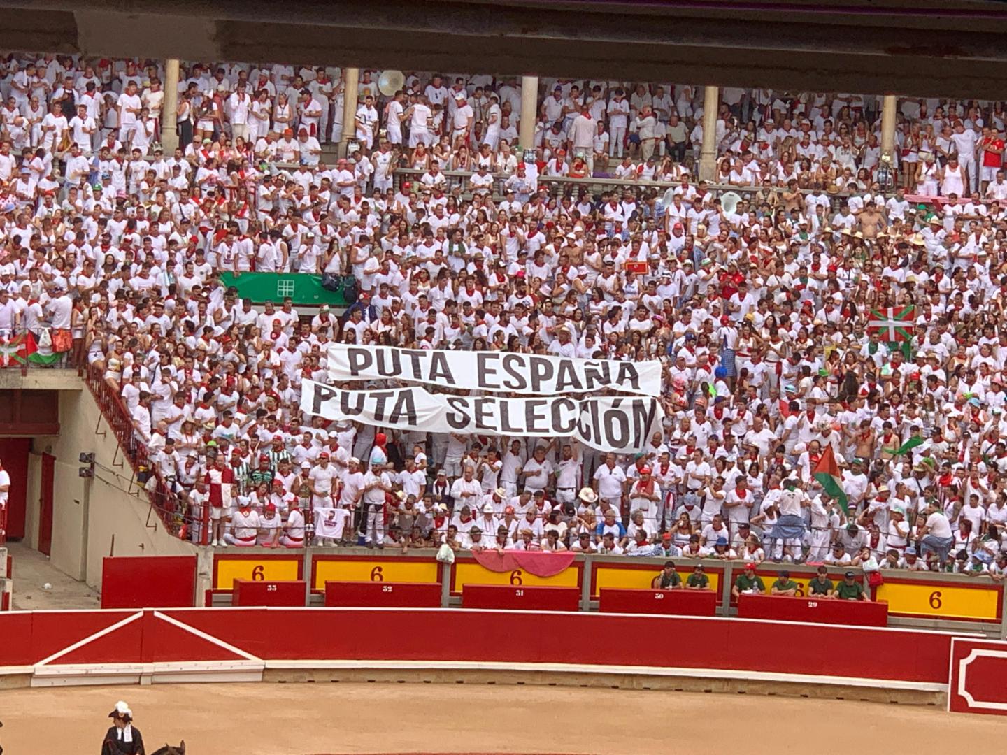 Las pancartas desplegadas al inicio de la corrida de toros este viernes en la Plaza de Toros de Pamplona