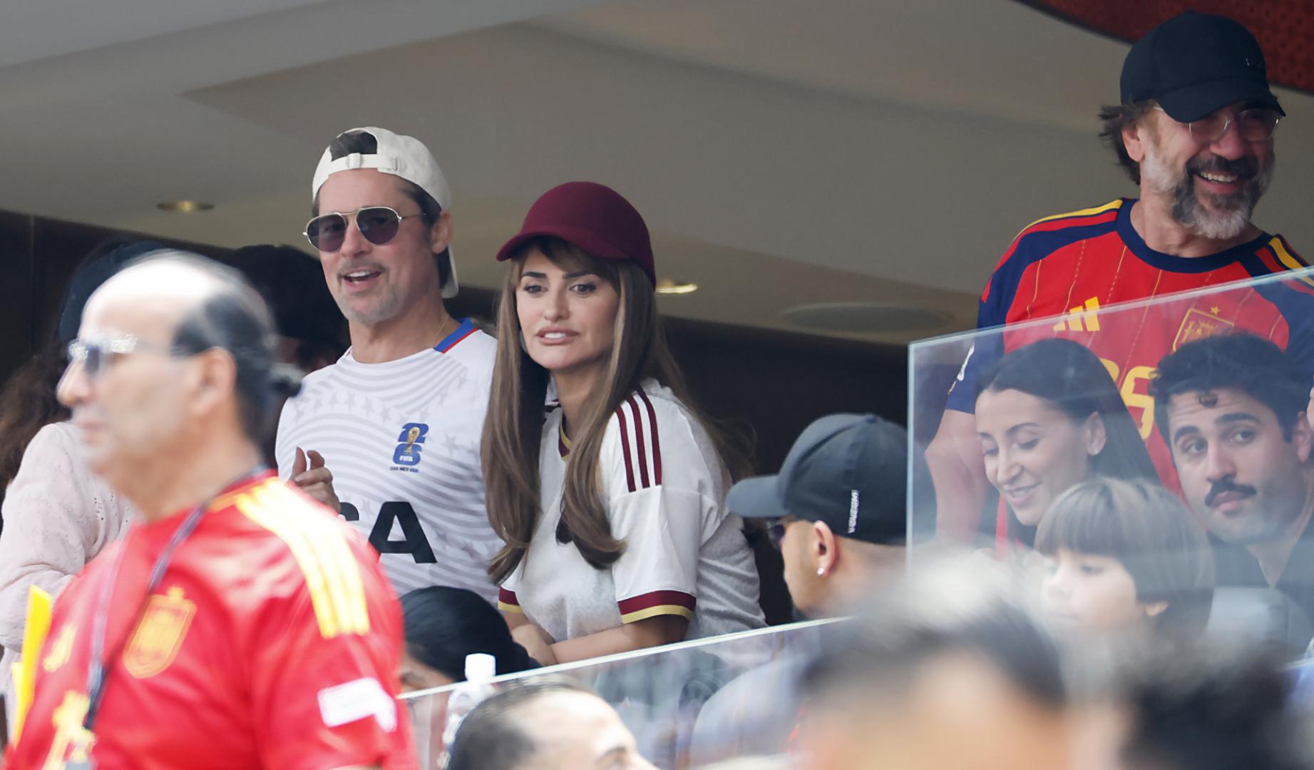 Brad Pitt (izda.), Penélope Cruz (centro) y Javier Bardem (dcha.) durante el España-Bélgica
