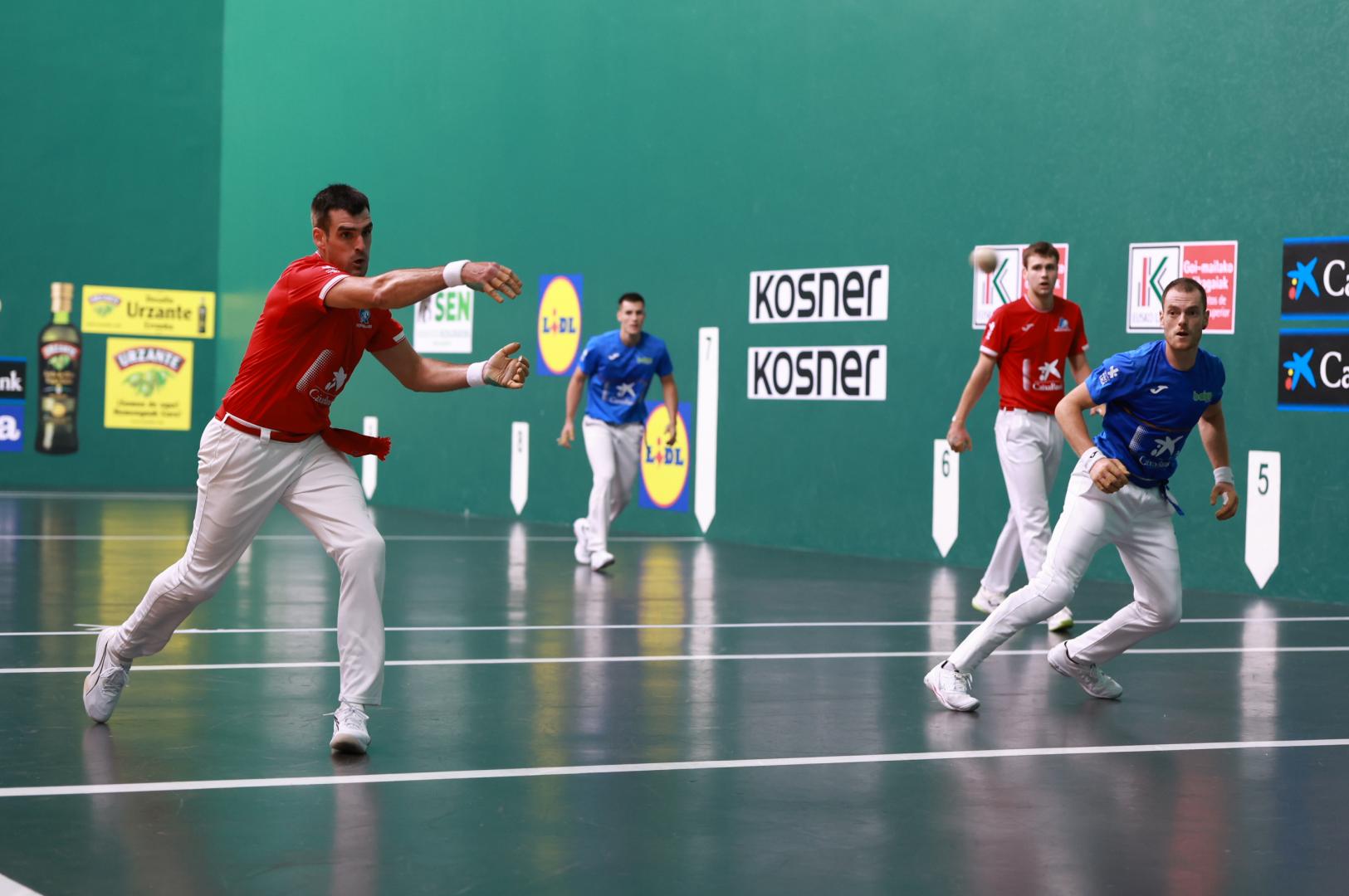 Joseba Ezkurdia cruza la pelota en presencia de Unai Laso el viernes por la noche en el Labrit.
