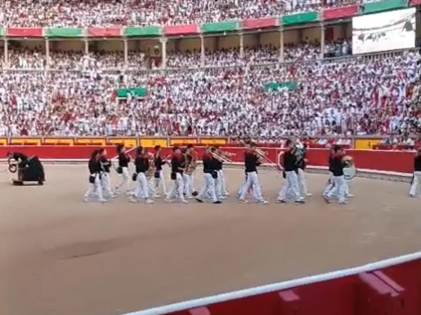 Salida de la banda del coso pamplonés