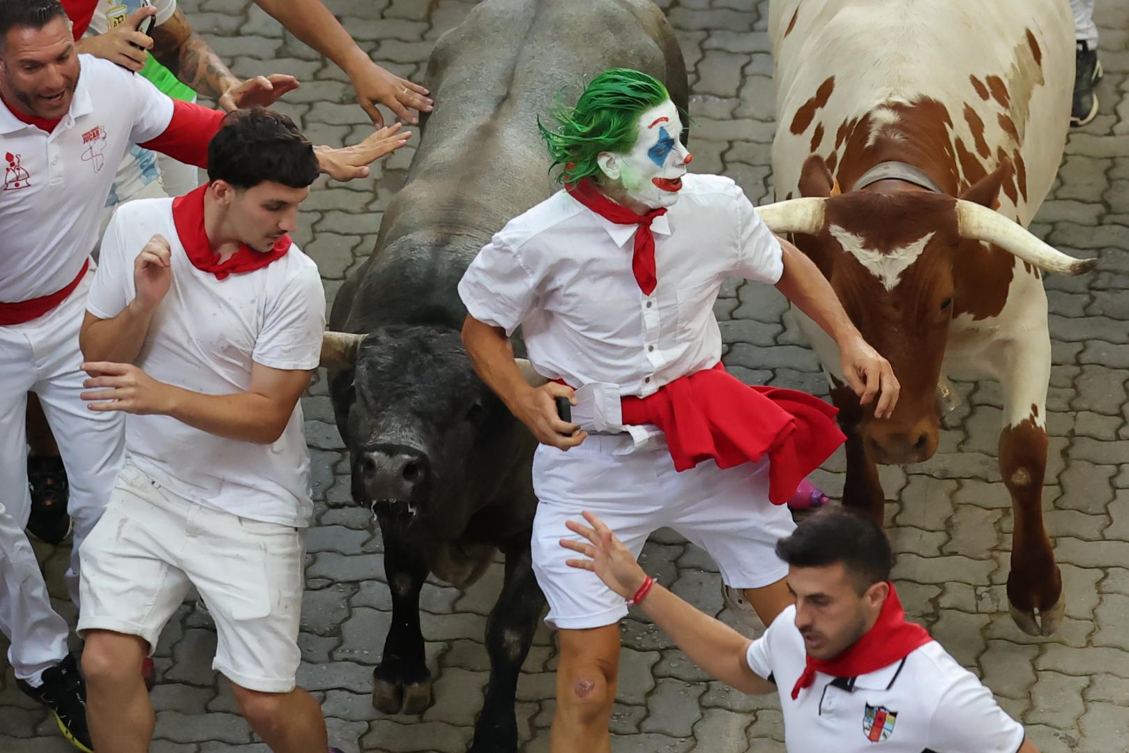 El 'Joker', con el móvil en la mano, corre hacia el callejón de la Plaza de Toros a escasa distancia de un astado