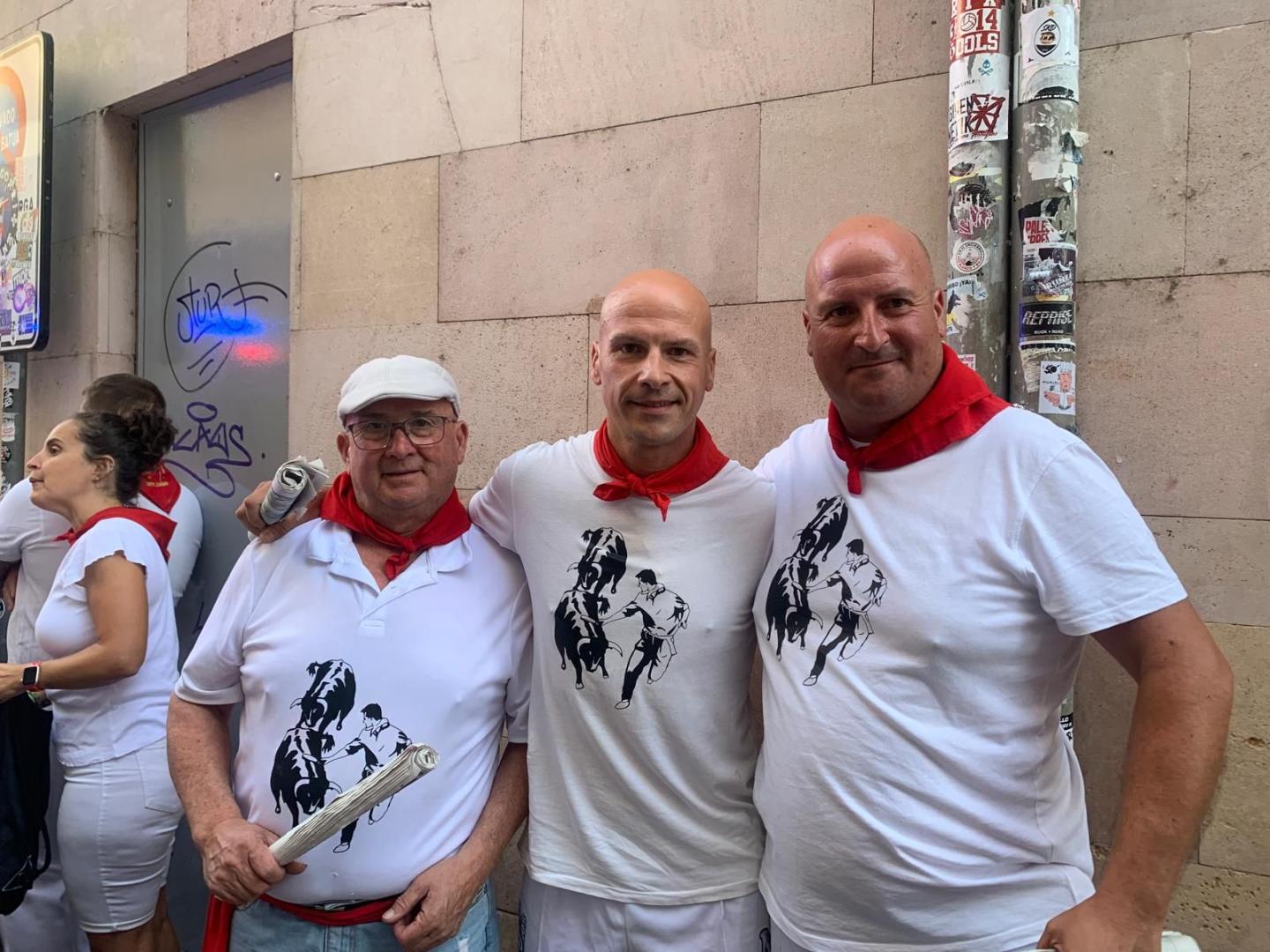 Diego Moreno, en el centro, con su padre y su hermano. Los tres corrieron el encierro este sábado 11 de julio