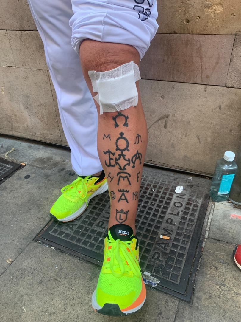 Vídeo: Diego Moreno explica los tatuajes que se ha hecho con las ganaderías de los encierros que ha corrido