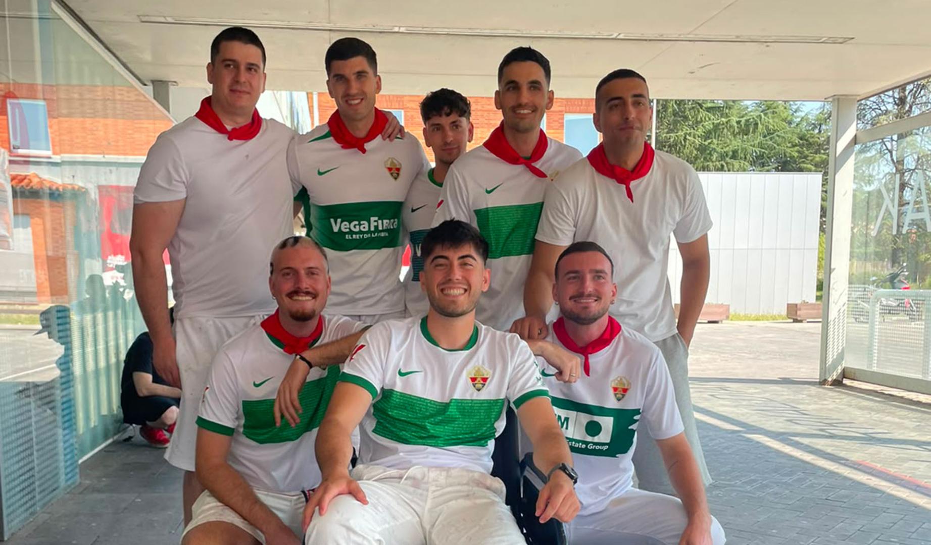 Adrián Labañera Fructuoso, herido de este quinto encierro, acompañado por su cuadrilla de Elche. Abajo a la izda., Javier López, el que le ha sacado del recorrido.