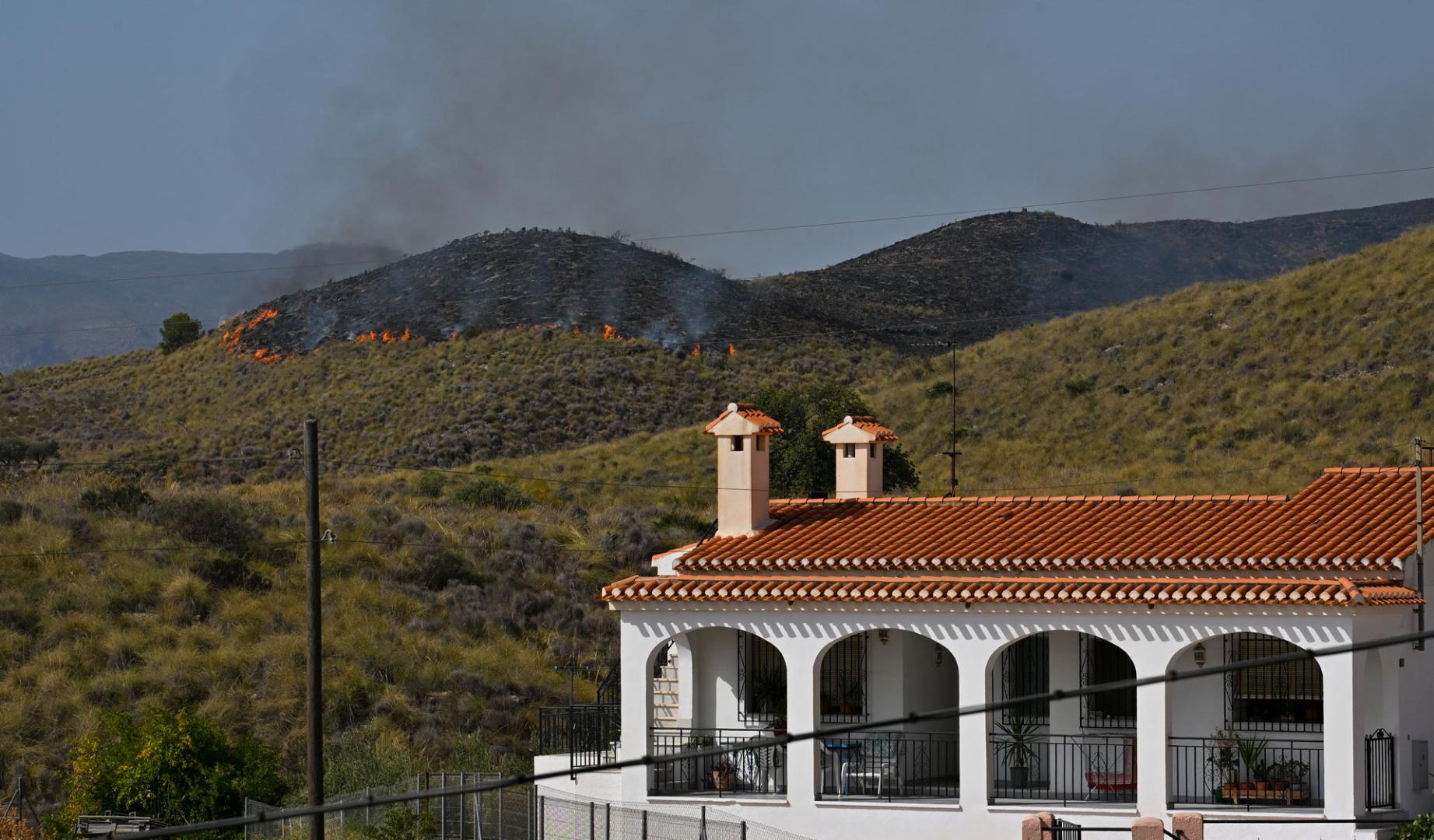 Vista de los restos del incendio en el municipio almeriense de Béda . La superficie afectada por el incendio forestal originado en Los Gallardos (Almería), con doce fallecidos, se ha elevado a 6.600 hectáreas