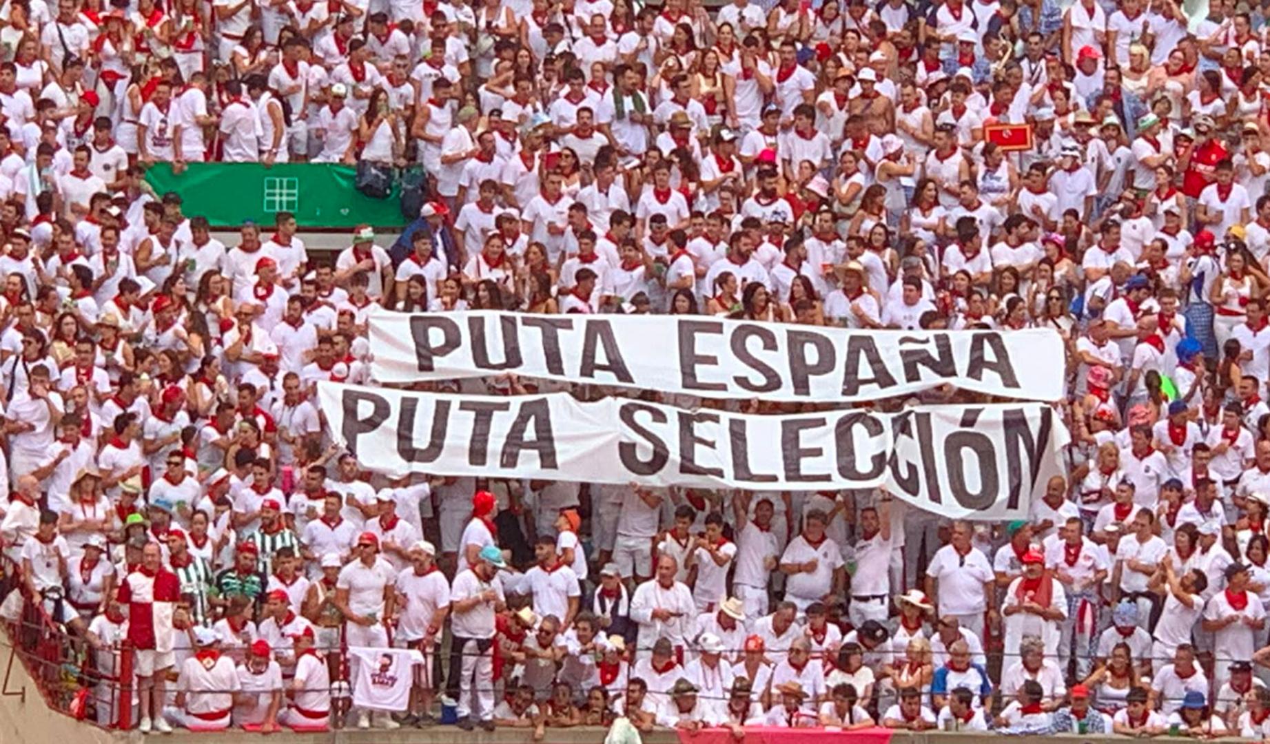 Las pancartas desplegadas al inicio de la corrida de toros este viernes en la Plaza de Toros de Pamplona