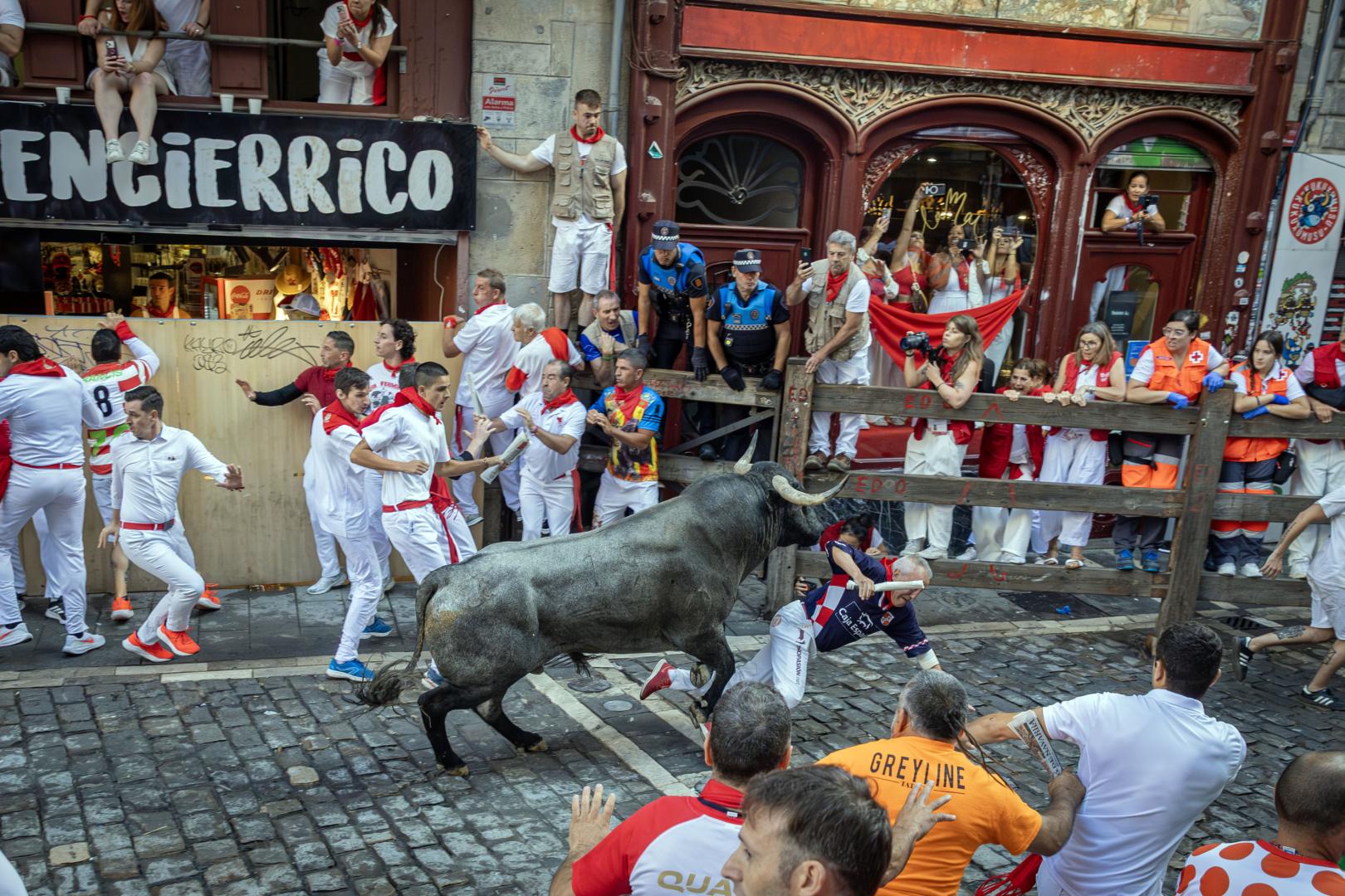 El toro 'Cantito' arrolla a José María López en la curva de Mercaderes en el quinto encierro de San Fermín