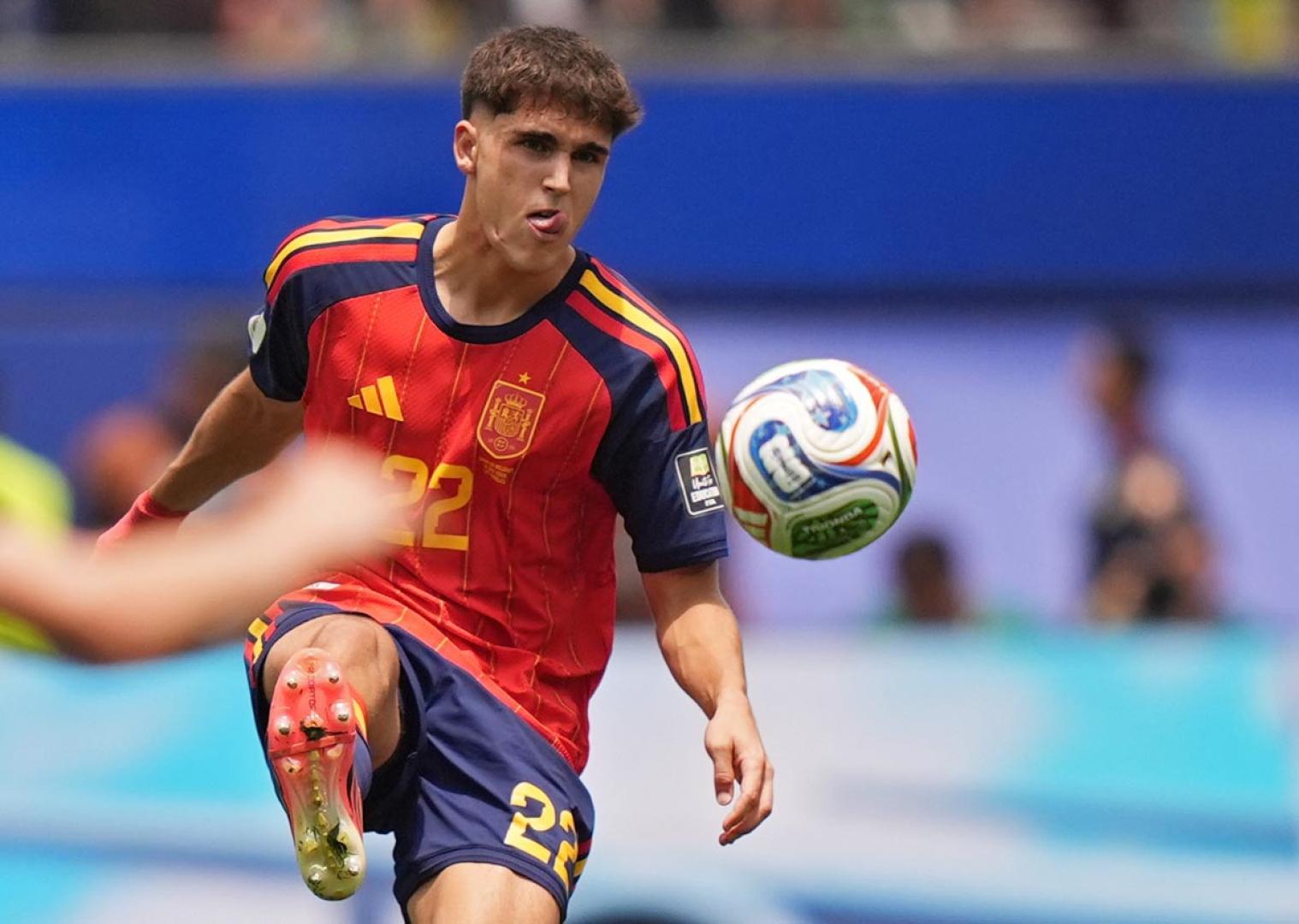 Pau Cubarsí, en una acción en el partido ante Bélgica