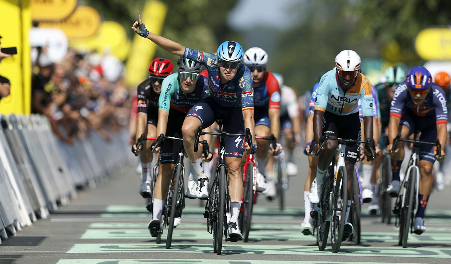 Tim Merlier, del Soudal Quick-Step celebra su triunfo en la meta de Bergerac