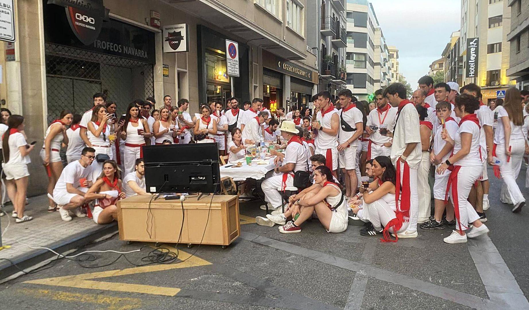 Un grupo de jóvenes viendo este viernes 10 de julio el España-Bélgica en plena calle Amaya