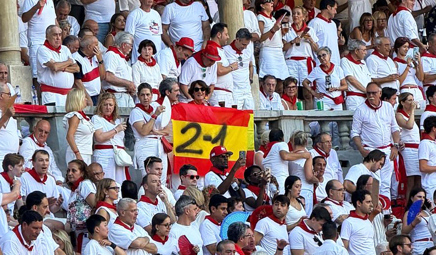 Una bandera de España con el resultado del España-Bélgica en el Mundial 2026