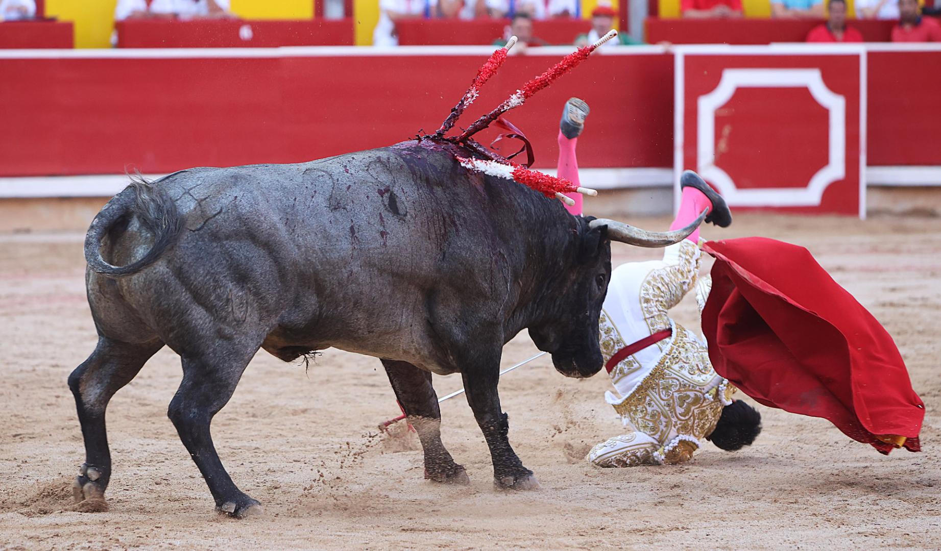 Duro revolcón que propinó el quinto toro de la tarde al diestro colombiano Juan de Castilla