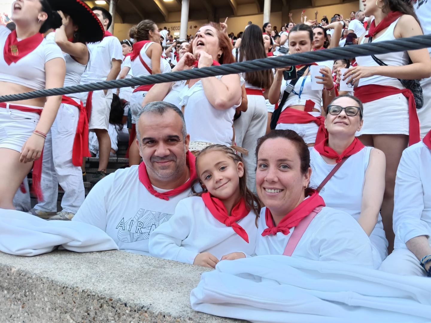 Vega Pujol Bresó con sus padres