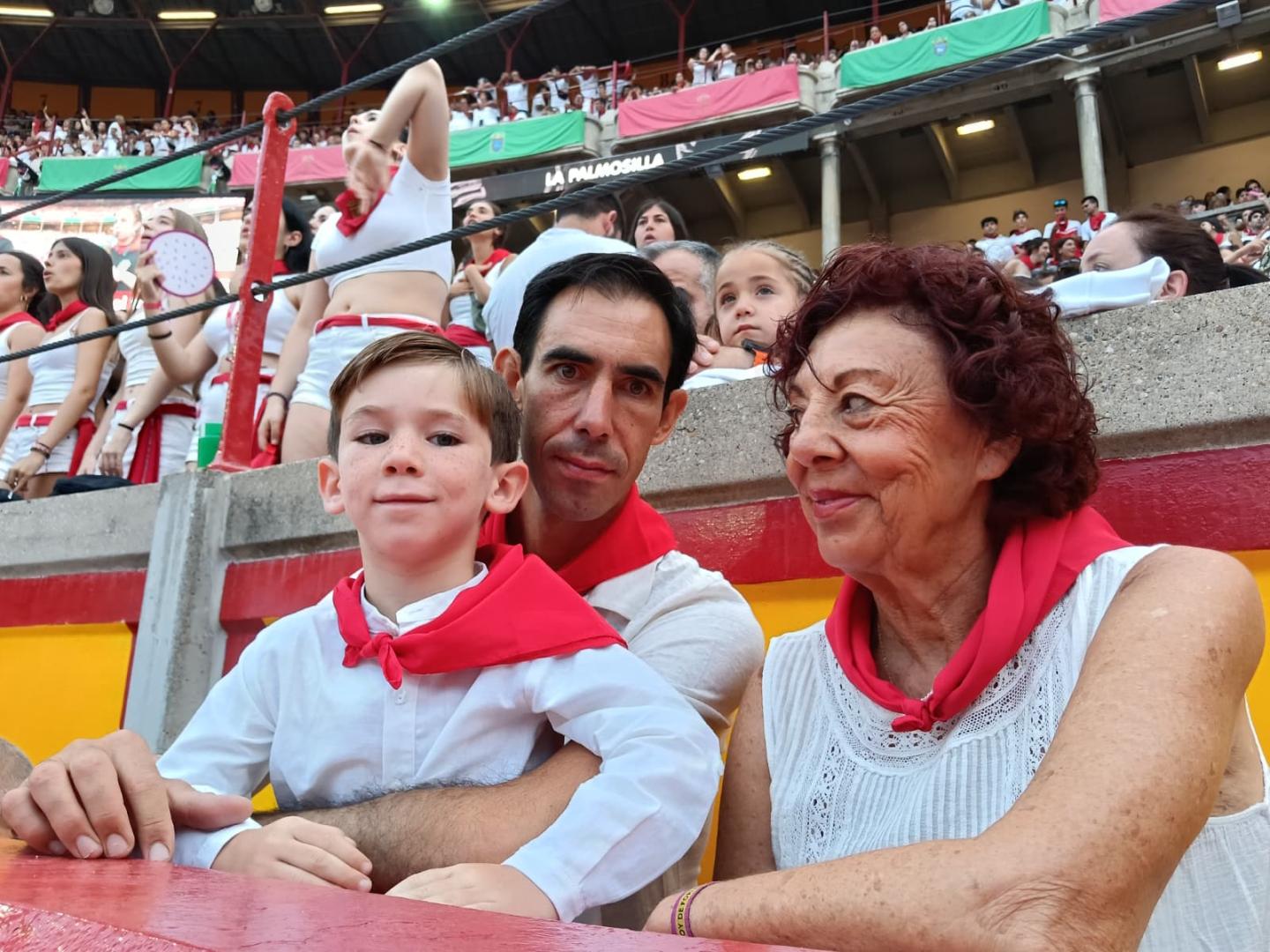 Saúl Jiménez Gortes, su hijo Saúl de 5 años y su madre Mari Gortes